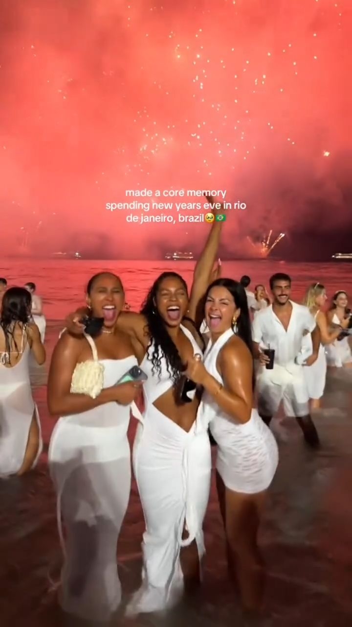 This is the magic of NYE in Copacabana ❤️🔥
Wanna feel it too? Join our NYE in Brazil Group Trip!
Last spots for 2025/26
Link in bio! 🔥