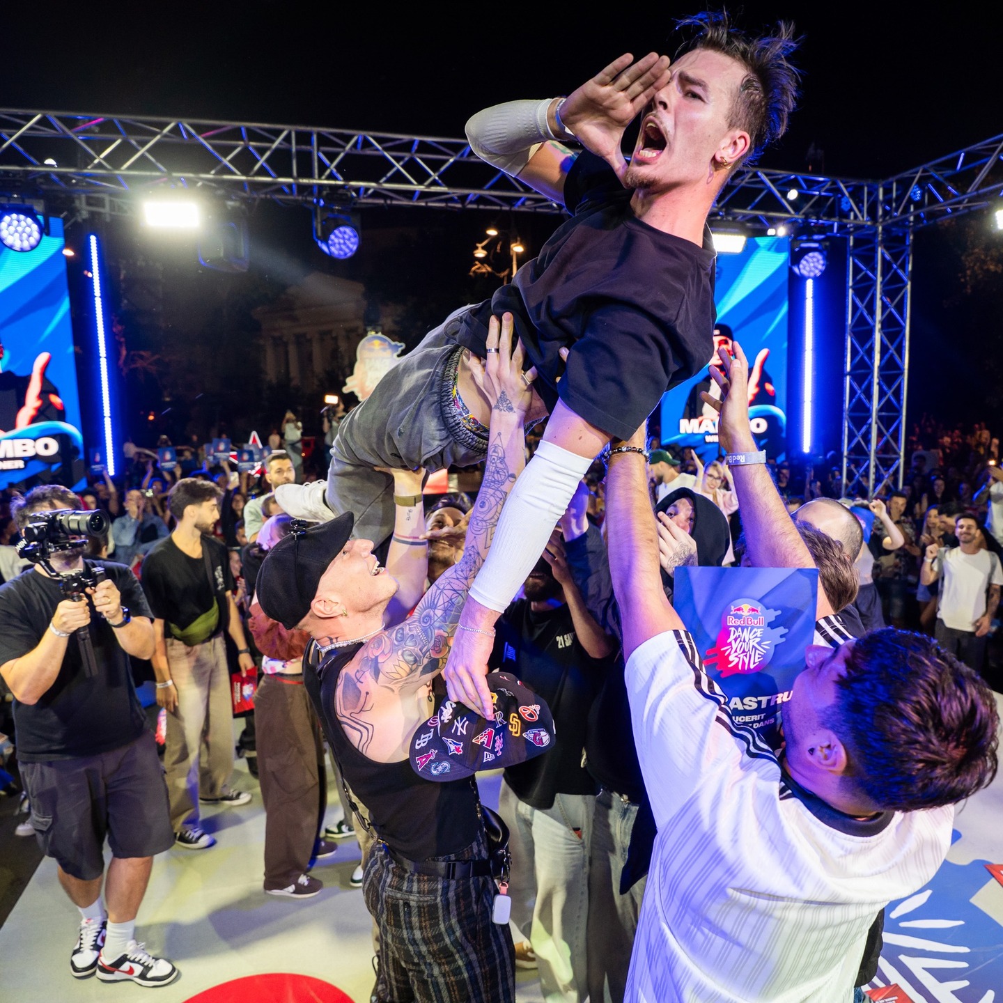 Așa a fost la #redbulldanceyourstyle 2025. Felicitări noului campion al României @mambo.the.j pentru o victorie super-muncită și baftă la Los Angeles, la finala mondială!
Go make it count! The world is watching.