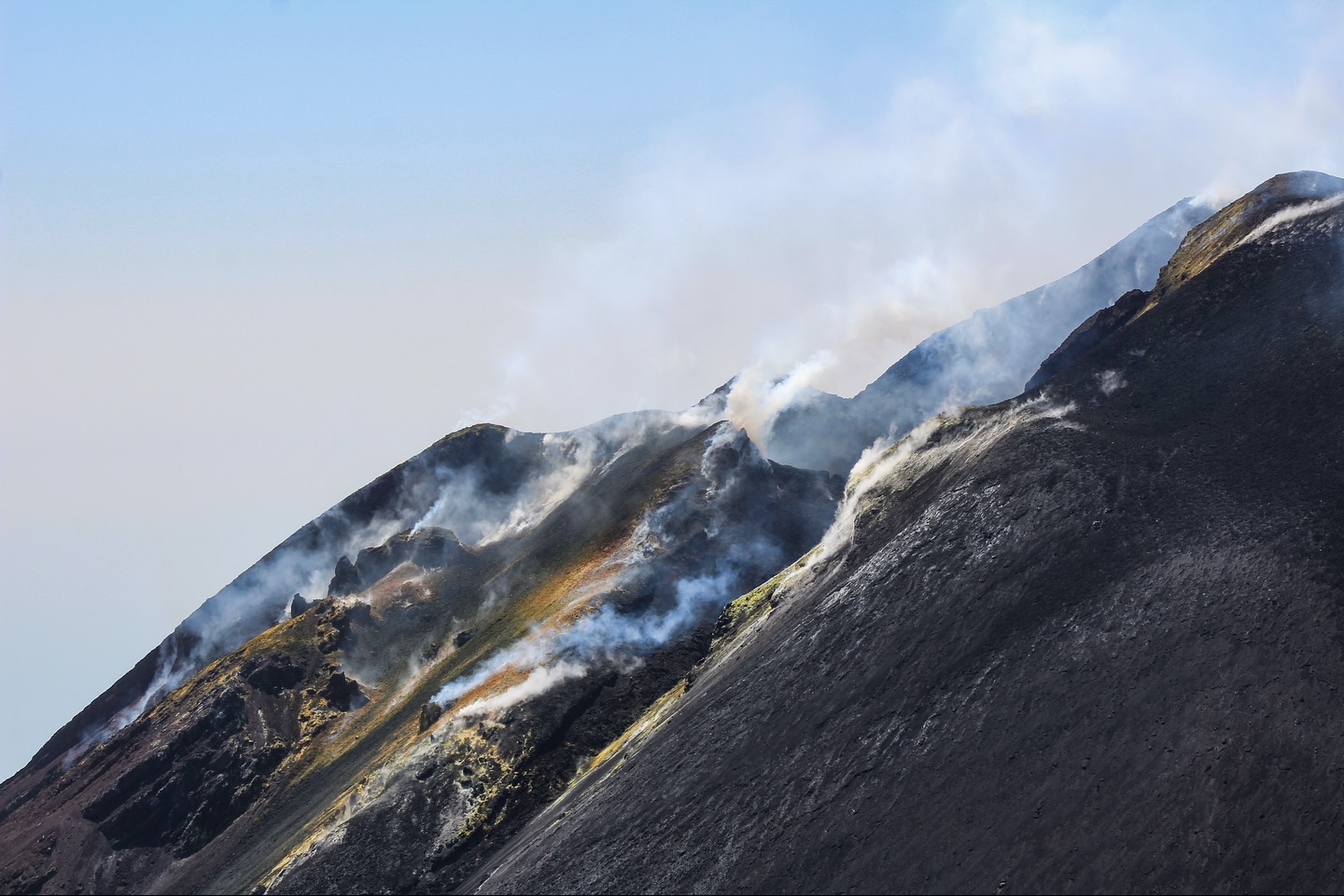 another planet🌋
non ero mai salita sull’Etna con una guida ed è stato incredibile. sia per la divulgazione che fanno, sfatando anche miti che girano sui social, sia perché ti rendi davvero conto, arrivando così in cima, della vastità del parco e della forza che può trasmettere un vulcano 🔥