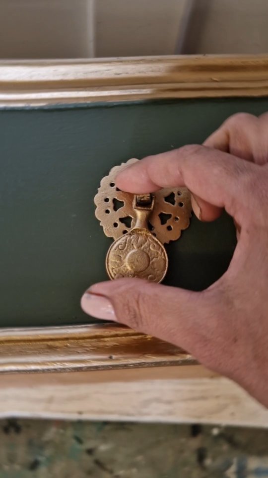 Handpainted with love!
#minadonyavifurniture #netherlands #flipfurniture #recycling #funcionalart #meubels #recyclingart