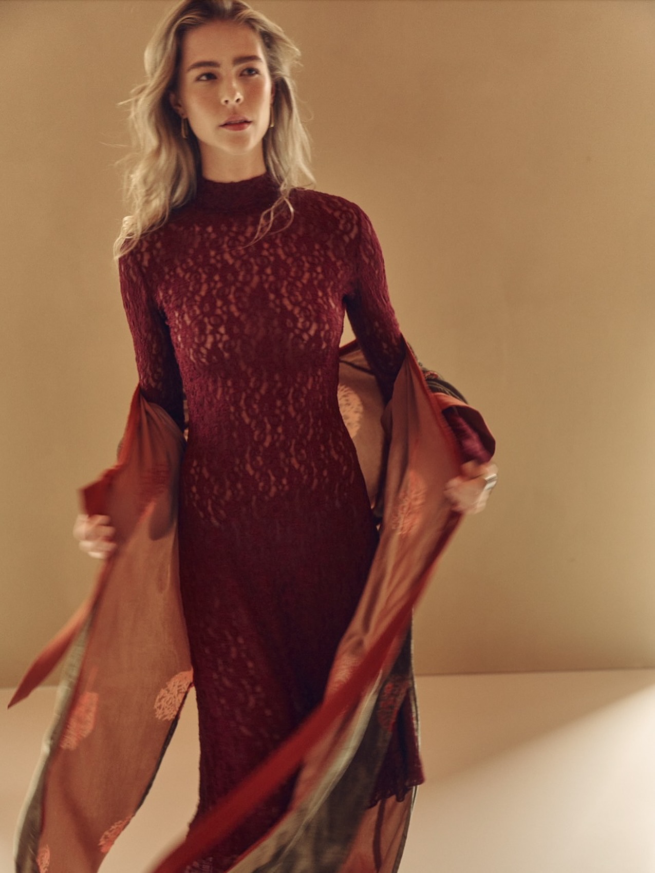 Autumn look 🍂 @casamomohaarlem Model: @annemijnrenes Fotograaf: Chantal van den Broek @chantalvdbphotography
BTS fotograaf & assistent: Fiorigia Idema @framebyfie
Stylist: Evy Kleintjes @evykleintjens
MUAH: Bente Mannes @bybente_muah. #fotostudio #photostudio #daglichtstudio #daylightstudio #haarlem #fotografie #photography #shootlocatie #shootlocation #photospace #haarlemvenue #amsterdamvenue #rentallocation #verhuurruimte #aw25