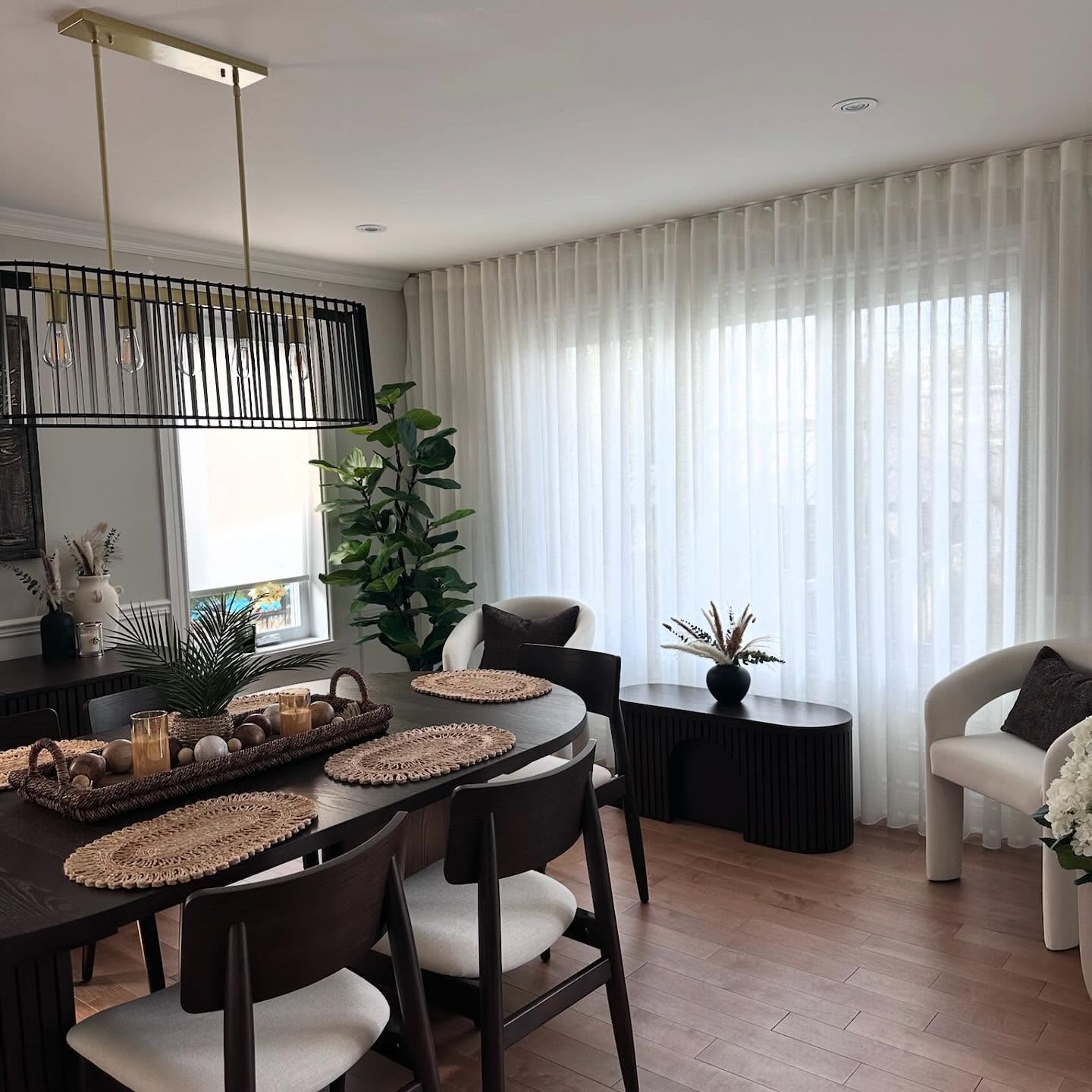 🌿 Soft sheers, endless charm. Our custom window treatments bring in natural light while keeping this dining room warm and inviting. 🌿
#MTLBlinds #MontrealInteriors #WindowTreatmentMontreal #MontrealHomes #MontrealDecor