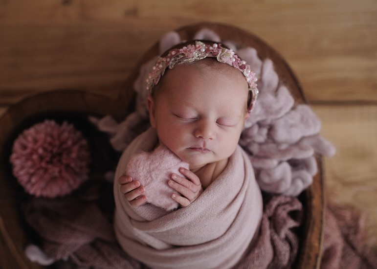 Wie schön sind diese wertvollen Momente eures Babys. 💫
In liebevoller und entspannter Atmosphäre erlebt ihr bei eine Fotoshooting, bei dem euer Baby und seine Bedürfnisse an erster Stelle stehen.
Für mehr Infos melde dich gerne bei mir🤎
#fotografdaun #neugeborenenfotografie #wittlich #bitburg #trier #koblenz #babyfotos #erinnerungenfürsleben