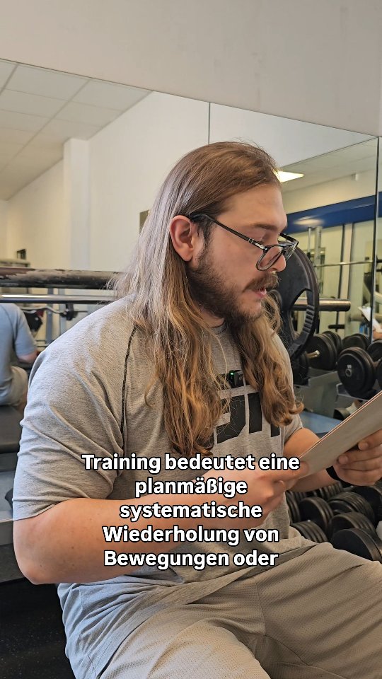 Arbeit ist kein Training.
Viele denken: „Ich bewege mich doch genug bei der Arbeit – warum sollte ich noch trainieren?“ Klingt logisch, stimmt aber nicht ganz.
🔹 Arbeit ist Belastung, aber oft einseitig:
Heben, Tragen, langes Stehen oder Sitzen beanspruchen immer dieselben Muskeln. Das führt langfristig zu Dysbalancen, Verspannungen und Schmerzen.
🔹 Training ist gezielt und ausgleichend:
Es stärkt bewusst die Muskulatur, die im Job zu kurz kommt, verbessert Beweglichkeit und schützt dich vor Überlastungen. So bleibst du nicht nur fit, sondern auch belastbarer für deine Arbeit und deinen Alltag.
💪 Selbst Profisportler trainieren zusätzlich.
Ein Fußballer spielt nicht nur Fußball – er macht Kraft- und Stabilisationstraining, um Verletzungen vorzubeugen. Genauso brauchst auch du ein Training, das deinen Körper ausgleicht und stärkt.
👉 Arbeit macht müde.
👉 Training macht dich stark, gesund und leistungsfähig.
Fazit: Dein Job ersetzt kein Training – er macht Training sogar noch wichtiger.
.
.
.
.
.
.
#ArbeitIstKeinTraining #Gesundheit #Prävention #TrainingImAlltag #Firmenfitness #WorkLifeBalance #StarkImJob #GesundBleiben #BewegungIstLeben
