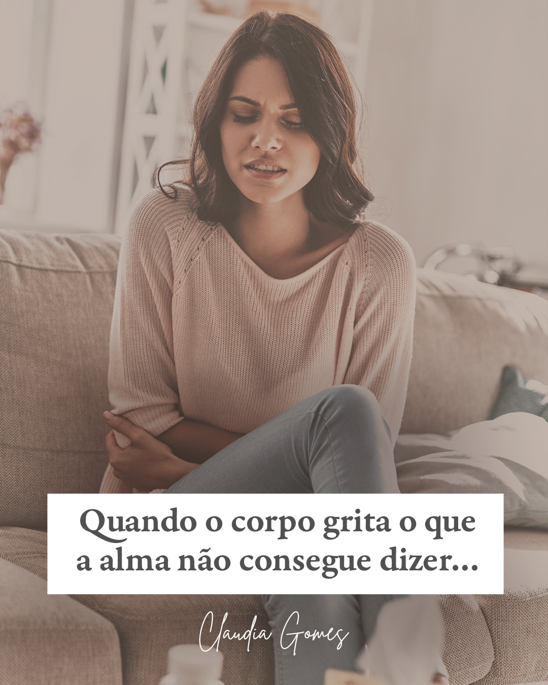 A insônia que não passa. A dor nas costas que os médicos não explicam. O nó no estômago que aparece do nada.
Seu corpo pode estar falando o que você ainda não conseguiu ouvir. 👂
Às vezes, sintomas físicos são mensagens da alma pedindo atenção para algo que foi deixado no escuro.
A Constelação Sistêmica nos ensina que tudo está conectado.
Corpo, mente, família, história. E que a cura acontece quando finalmente paramos para escutar.
Se isso tocou você, pare e pense: qual sintoma seu corpo tem insistido em te mostrar?
#ConstelaçãoFamiliar #CorpoEAlma #SintomasEmocionais #EscutaInterna #ClaudiaGomes #CuraPeloCorpo #TerapiaHolística #AutoconhecimentoProfundo