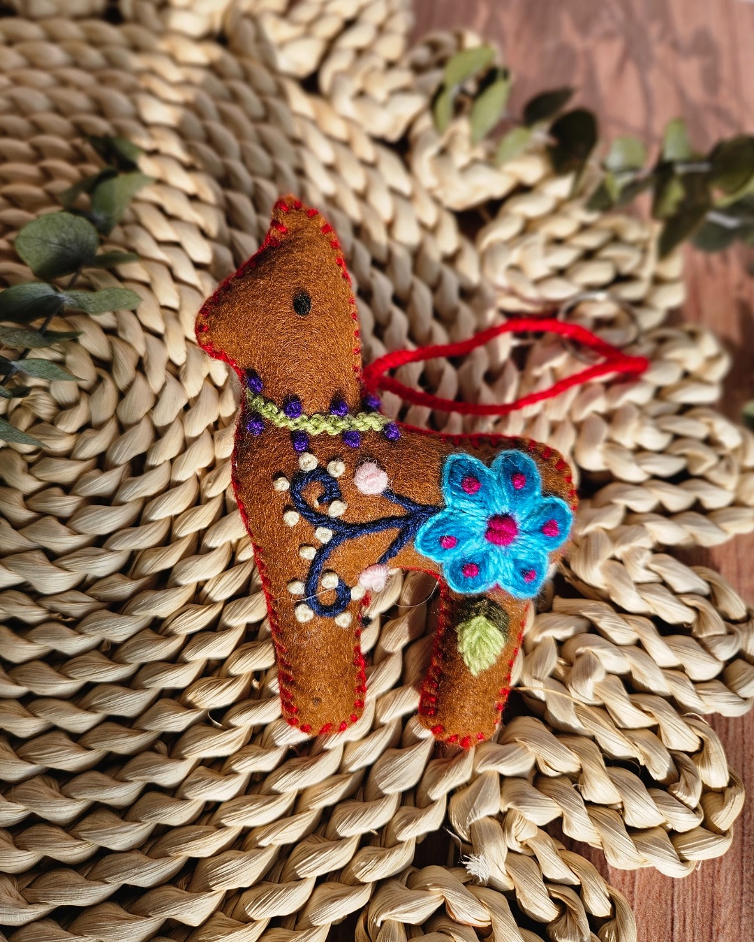 🦙 Llamitas con Bordado Ayacuchano
Símbolo de ternura y tradición andina ⛰️.
Cada llamita está bordada a mano con flores ayacuchanas llenas de color, convirtiéndose en un detalle único y alegre.
Nota: Cada bordado es irrepetible. Elige la base que más te represente. Vienen en color marrón y negro.
#regaloscorporativos #welcomekit #merchandisingpersonalizado #artesaniaperuana #Andesencia
#regalos #artesanias #peru #lima #agenciadeviajes #ideasderegalos