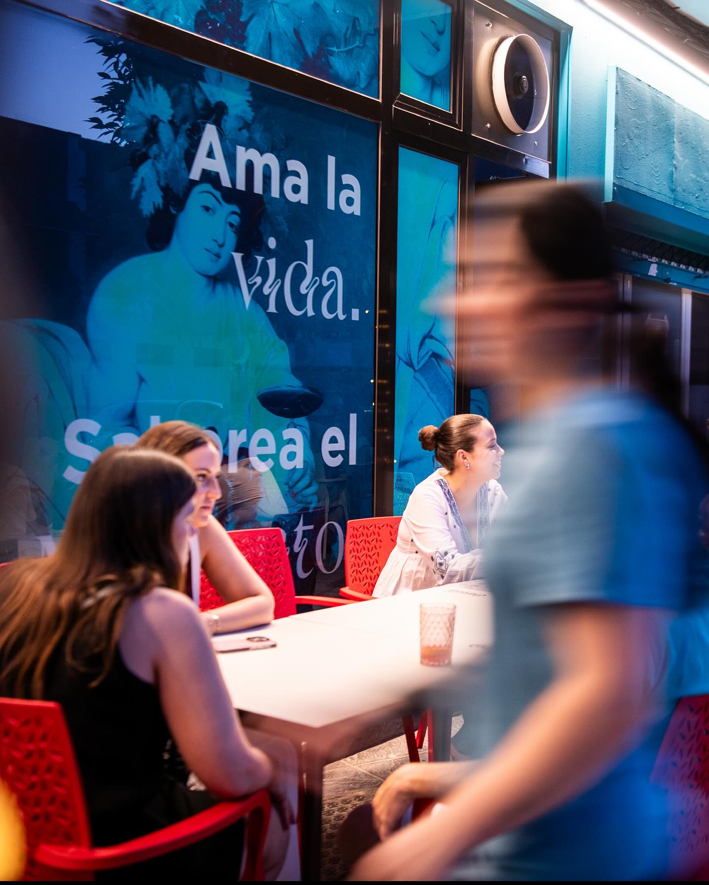 La Rosetta es la prueba viviente de que donde muchos ven un local vacío, yo veo un escenario.
Donde algunos solo huelen fracaso, yo huelo a clientes entrando por la puerta que otros daban por cerrada.
Cuando llegué aquí, no había hype,
ni colas en la puerta.
Había cansancio, dudas, facturas que pesaban,
y mucho.
Lo fácil era darlo por muerto.
Pero a mí lo fácil nunca me ha puesto.🤭
Yo llegué con mi forma de mirar y vi posibilidades en las paredes, en las recetas, en la historia que se podía contar.
Puse manos, cabeza y corazón.
Carta nueva, web, redes, estética, identidad.
Y lo que parecía un “fin” se convirtió en un principio.
Alberto y su constancia, su nivel de exigencia y ese perfeccionismo que a veces desespera,
pero siempre empuja, son el motor que lo sostiene.
Entre los dos, hicimos un pacto silencioso: él cuida el sabor, yo construyo la forma.
Él mantiene vivo el fuego de la cocina; yo enciendo la chispa que hace que la gente lo vea.
Hoy La Rosetta es ruido, sabor, y una fuerte presencia.
Y para mí, también es eso: un recordatorio de que mi talento está en encender luces donde parecía que ya se habían apagado.
Porque diseñar no es ponerlo bonito.
Es dar vida donde otros solo ven cenizas.
#NadaQueDemostrar #LauraMecaStudio #HistoriasQueSeSienten