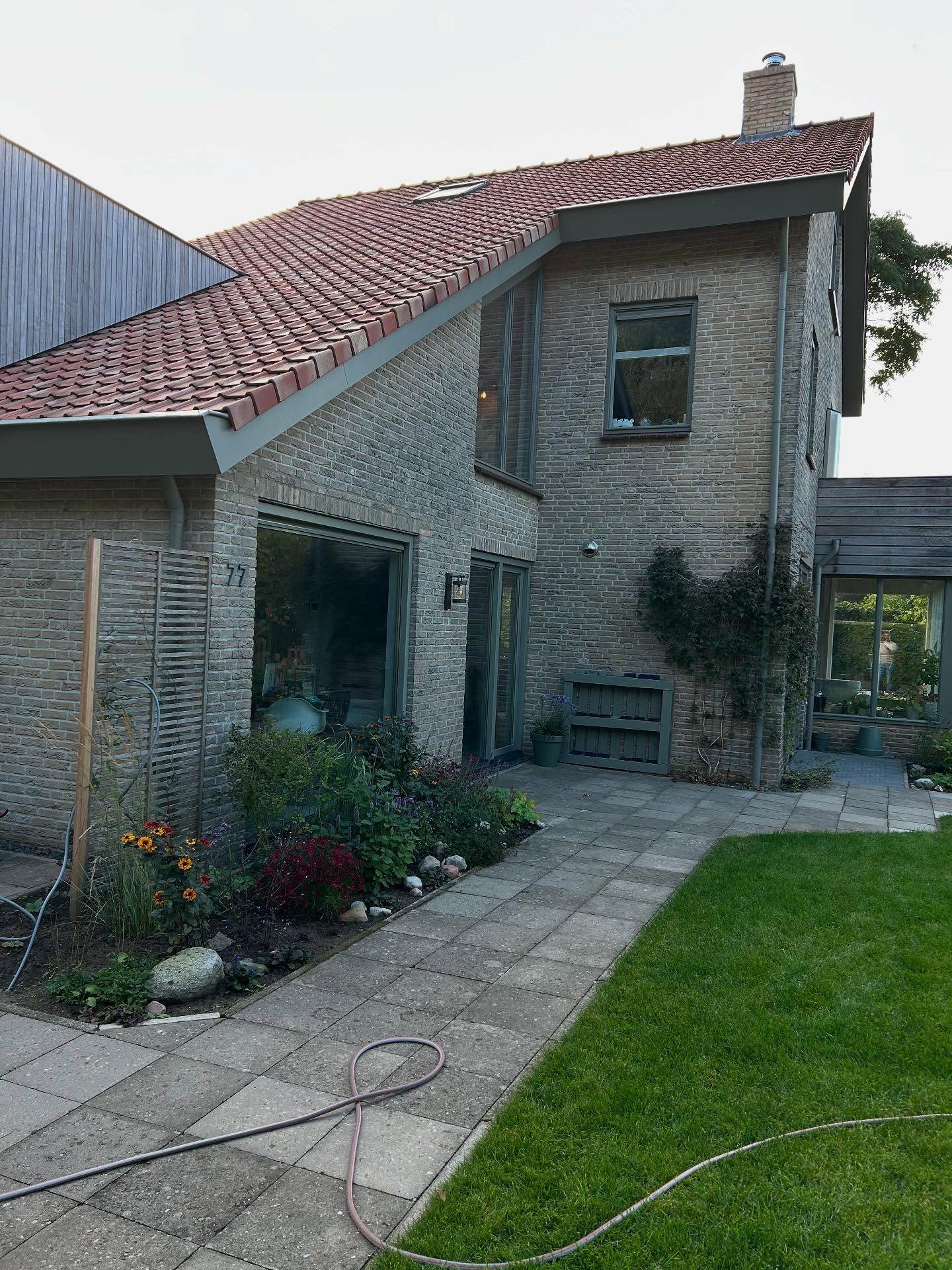 Eind afgelopen jaar hebben wij dit mooie project opgeleverd✅ inmiddels is de tuin aangelegd en is alles binnen en buiten ingericht👌 de foto’s spreken voor zich….
#dakisolatie #vloerisolatie #metamorfose #isolerendebeglazing #nieuwekozijnen #renovatie #vloerverwarming #verduurzaming