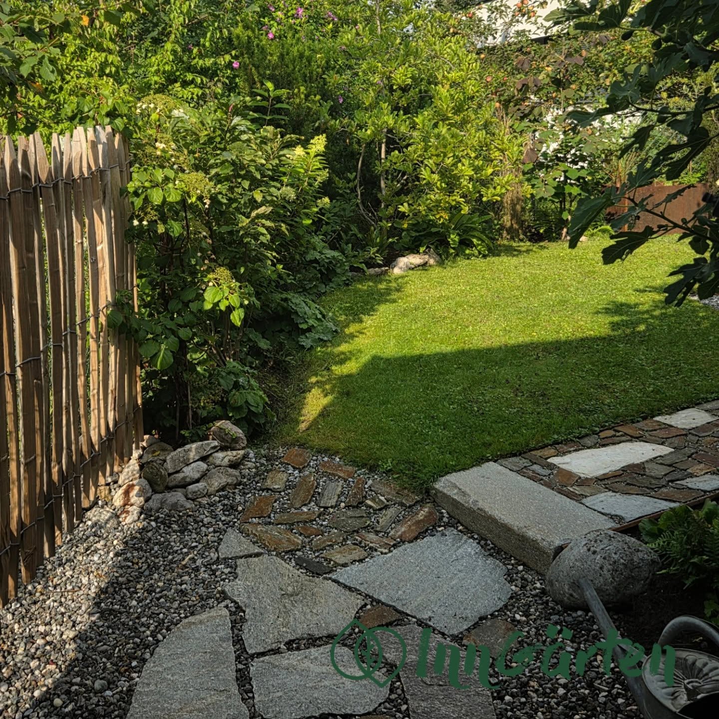 Kleiner Garten – große Wirkung
Sanfte Grüntöne, gut geplant & pflegeleicht.
Das Highlight: Natursteinpflaster mit Charakter.
www.inngaerten.at
#inngaerten #galabau #gartenbau #gartendesign #gartenideen #gartenpflege #bepflanzung #pflegeleichtergarten #naturgarten #Staudenbeet #gartengestaltung
