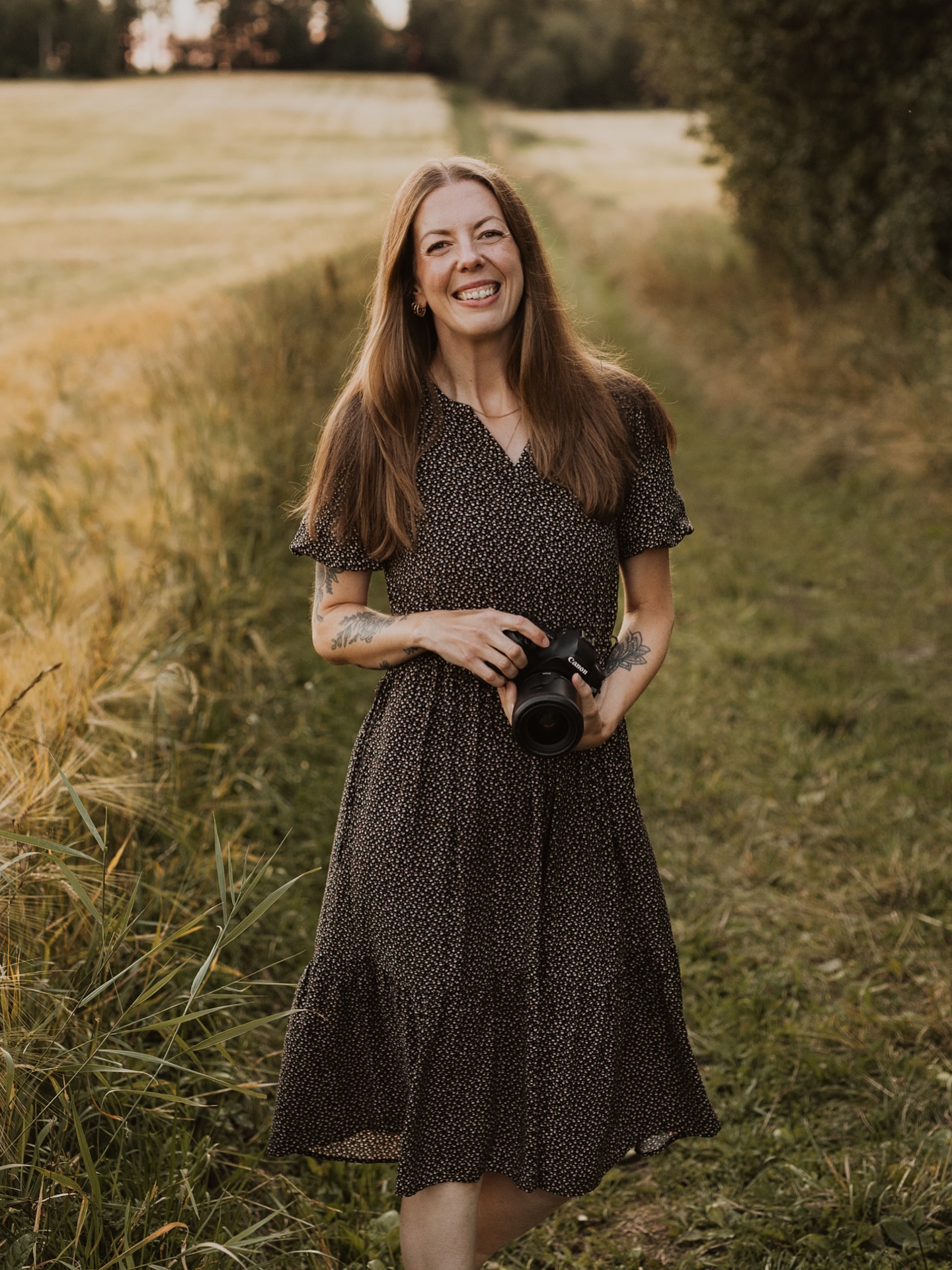 Inspiration är lite som vågor, ibland kommer den i massor och nästan bubblar över och ibland känns det helt tomt. Även om jag tycker det kan kännas jobbigt att det är helt tomt, så måste det också få vara okej. Man inte kan tvinga fram inspiration, då blir det bara krystat och inte alls samma känsla. Den måste få komma naturligt, i sin egen takt, för att det ska funka på riktigt ✨
För mig kan inspiration dyka upp på så många olika sätt. Nya platser ger mig alltid nya idéer och massor av inspiration (speciellt ur fotosynpunkt – plötsligt ser jag vinklar och ljus överallt!) Musik kan verkligen sätta stämningen och vid rätt tillfälle ger det en bra boost och massa pepp. Jag älskar också känslan när en ny årstid smyger sig på och hela naturen ändrar färgskala, det kickar igång min kreativitet direkt (både hemma med inredning och sånt, men också i jobbet). Även vädret och ljuset påverkar ganska mycket, då jag känner mycket mer pepp och kreativitet när det är fint väder och ljust länge på kvällarna 😍
Men det handlar inte bara om “yttre grejer”. Jag blir mycket mer inspirerad när jag har ordning omkring mig, när jag har fått träna och röra på mig, eller när jag tar mig tid för planering och målsättning. Och något som jag ibland glömmer men alltid behöver: riktiga pauser. Att kliva bort från jobbet en stund gör ofta att idéerna hittar tillbaka av sig själva.
Utflykter i naturen är också en perfekt paus för att bara andas, ta det lugnt och ta in allt det vackra 🌿
Det finns ju egentligen inget facit för hur eller när inspiration ska dyka upp, men för mig funkar det allra bäst när jag tillåter mig att både vila och fyllas på av saker som jag mår bra av 🧡
Vad brukar inspirera dig i vardagen? ☺️