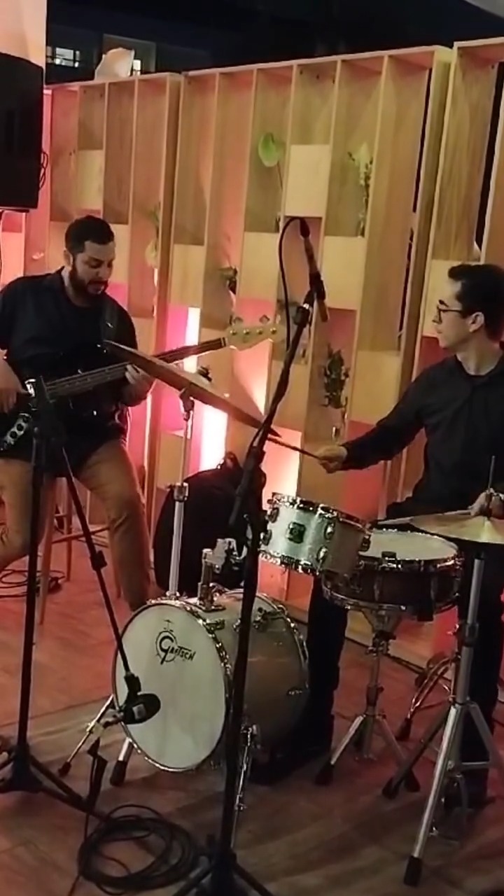 🔥 Funk Jam ao vivo! 🔥
O som aqui é pura improvisação: uma verdadeira Jam de Free Jazz, Funk e Soul 🎶✨
Grooves pesados, sopros cheios de energia, teclas que viajam e guitarras que respondem no improviso. Nada ensaiado, tudo criado na hora — no calor da música. 🎷🥁🎸🎹
É nessa liberdade que a Funk Jam acontece: cada show é único, cada festa tem sua própria história sonora.
#FunkJam #JamSession #FreeJazz #FunkSoul #Groove #MúsicaInstrumental