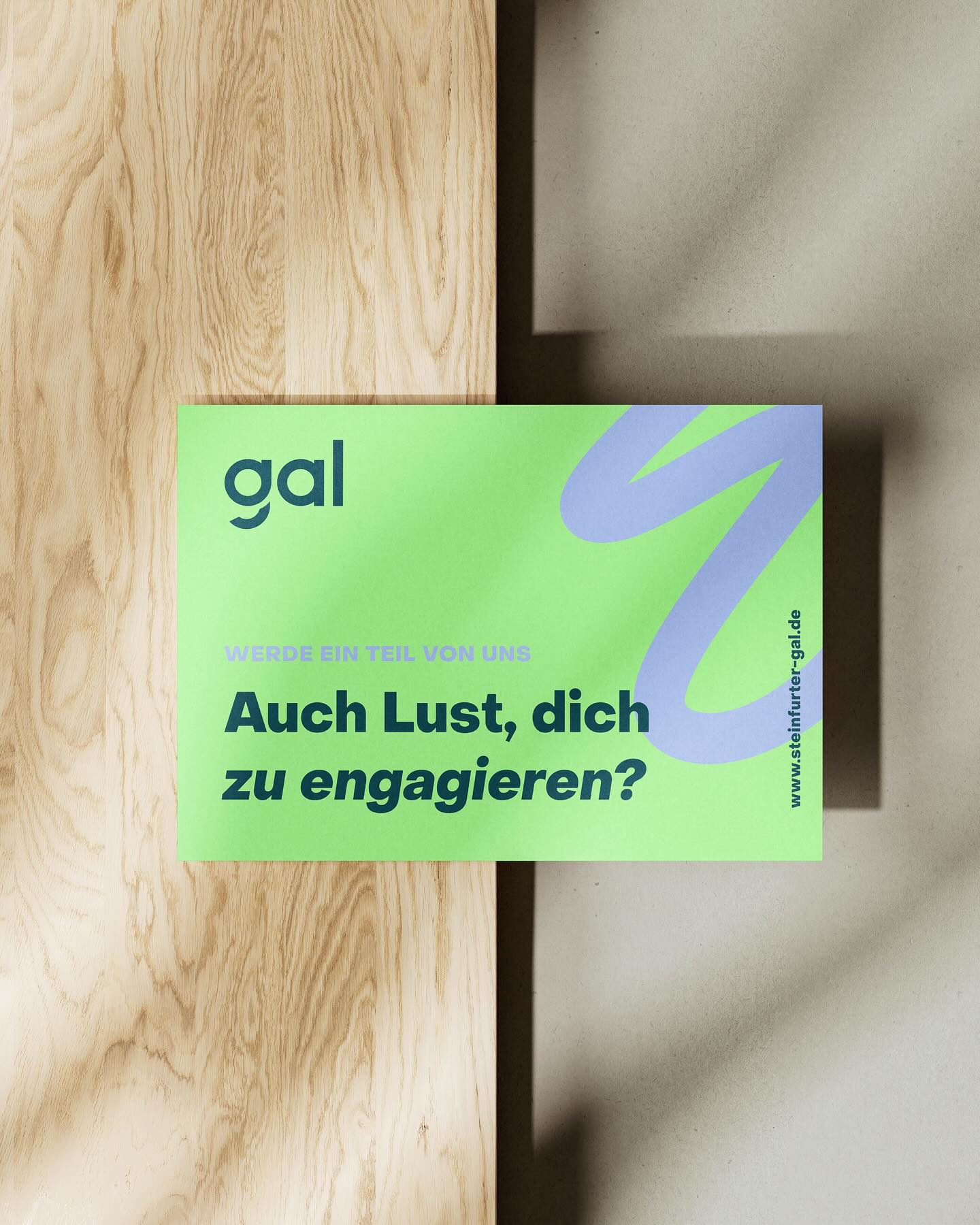 Macher & Antreiber – bunt und offen, mit großem Herz für alle Steinfurter:innen – und Blick Richtung Zukunft. Das ist es, was die GAL im Kern ausmacht.
Passend zum Kommunalwahlkampf, der sich gerade in der Hochphase befindet, durfte ich für die GAL Steinfurt vorab den kompletten Auftritt überarbeiten – vom Branding über die Website bis hin zu einem großen Blumenstrauß an Printmedien.
Was also wollte ich spürbar machen? Natürlich die Kernthemen der GAL: Engagement & Bürgernähe, soziale und integrative Politik, Bildung für alle, und natürlich Klima- und Naturschutz – all das wird bei der GAL unabhängig & lokal gedacht. Aber mehr noch als das wollte ich den Mut, die Kreativität und die Antriebskraft sichtbar machen, die den Stadtverband ausmacht. Es geht ums Anpacken und ums Machen statt ums in den Weg stellen und meckern.🚀
Entstanden ist die Leitidee der „neuen Wege“, gepaart mit knalligen Farben und einem Design, das wach macht und Sichtbarkeit schafft. Wie gefällt euch das Ergebnis?
Im Auftrag von · @galsteinfurt
Fonts · @pangram.pangram
•
#branding
#graphicdesign
#gestaltung
#freiformdesignstudio
#gutessichtbarmachen
#werisebyliftingothers