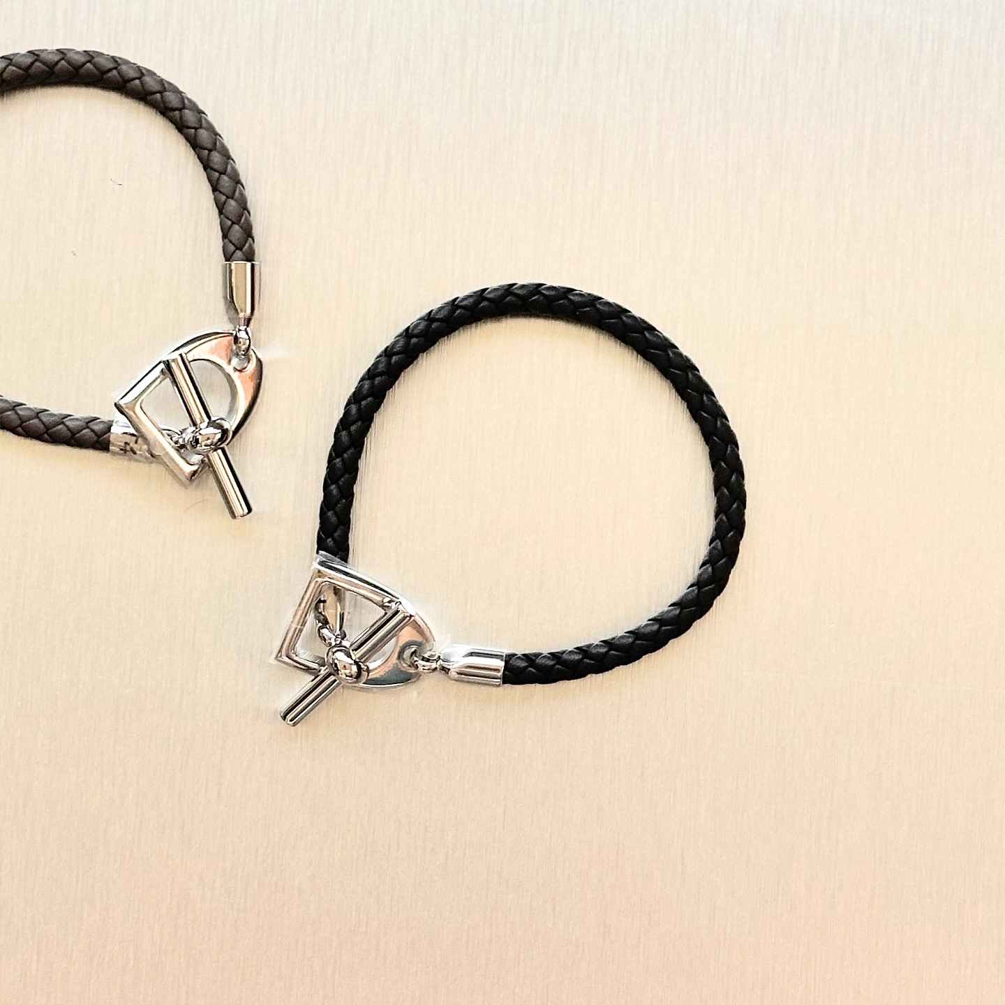 Where tradition meets style. 🐎 The Hermès Etrier Bracelet is the perfect touch of timeless luxury for your wrist.
For more information, please refer to the website link provided in the bio.
Listing no: 200963 & 200964
Opuluxe.sg is not affiliated to the brands featured. We are an independent consignment platform of authenticated luxury products. All trademarks and copyrights remain sole property of the brands.