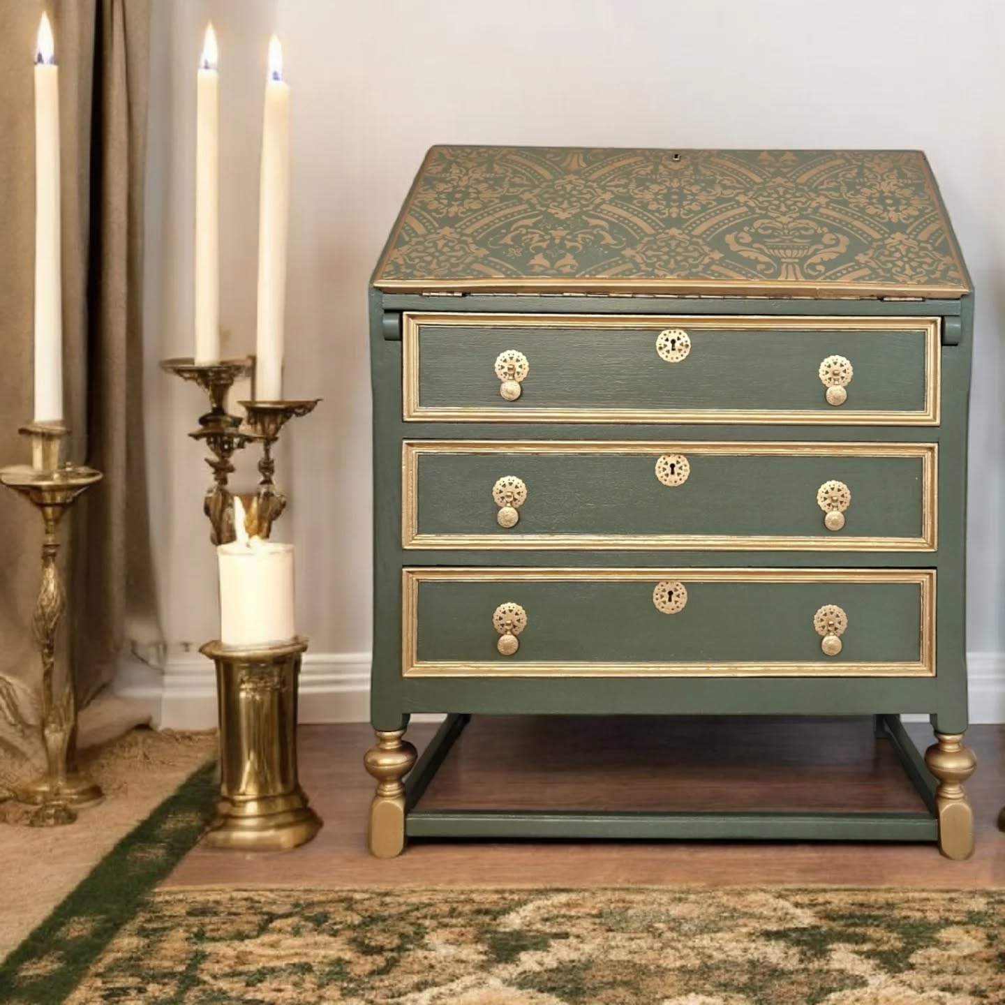 Deze oude secretaire is een herinnering aan de moeder van mijn lieve klant. Omdat het zoveel waarde voor haar heeft, wilde ze het graag meenemen naar haar nieuwe huis – maar wel met een frisse en bijzondere uitstraling. Met veel liefde en aandacht heb ik het opnieuw tot leven gebracht, zodat het mooi in haar interieur past en tegelijk de herinnering aan haar moeder levend houdt. ✨
#netherlands
#trashtotreasure
#lovemyjob #new
#furnituredesign
#minadonyavifurniture