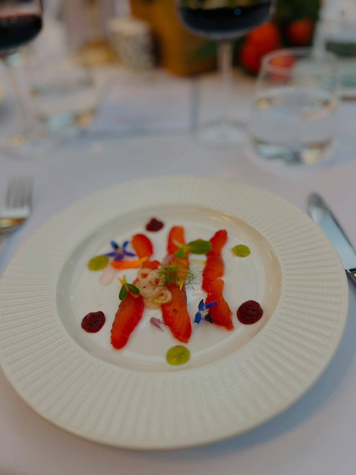 Thanks @santina_kennedy_ @discoverni for inviting to the launch of irish food legend's @nevenmaguire new show which airs next week "Neven’s Ulster Food Tour" on @rteone from Sept 3rdat 8:30 pm (recorder is set!)
Stunning meal by @tullymill and @28atthehollow in the fabulous space that is @thebluegoose.ie
Fabulous cocktails and drinks @boatyarddistillery the aged rum from the trailblazer @paulacooks @aarmaghcider
Lovely to catch up with @sineadsmyth1 @anthonyotoole_ @manuelaspinelli00 @alidunworth @paulacooks..
Planning my trip already!
#invite #northernireland #rteone #ulsterfood