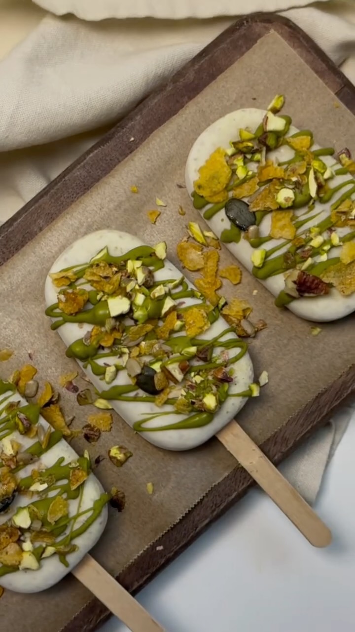 🍦🌱 GLACE AU YAOURT ET À LA PISTACHE 🌱🍦
✨ Pour terminer l’été sur une touche healthy et gourmande, découvrez notre recette maison de popsicle aussi saine que rafraîchissante ! Cette glace marie à merveille le crémeux du yaourt grec, la richesse des pistaches et la douceur naturelle du miel.
Ingrédients
• 250 ml de yaourt grec (nature, non sucré de préférence)
• 60 ml de pistaches grillées (non salées)
• 2 cuill. à soupe de miel
Garnitures
• Chocolat blanc fondu (mélangé avec une pincée de poudre de matcha)
• Pistaches concassées
• @lesgranolasdejenny - pour une note croquante et parfumée
Préparation
1. Mixer le yaourt, le miel et les pistaches grillées dans un blender jusqu’à obtention d’une texture homogène.
2. Verser la préparation dans des moules à glace en silicone, en insérant des bâtonnets.
3. Réfrigérer au congélateur pendant au moins 4 heures.
4. Au moment de servir, napper de chocolat blanc fondu au matcha, puis saupoudrer de pistaches concassées et de de nos granolas croustillants.
👉 Résultat : une glace onctueuse, saine et gourmande, parfaite pour allier plaisir et nutrition 💚.
#lesgranolasdejenny #granola #glutenfree #swissmade #switzerland #sansgluten #healthyfood #dessertrecipe #healthypopsicle #yogurtpopsicle #dessert #recettefacile
