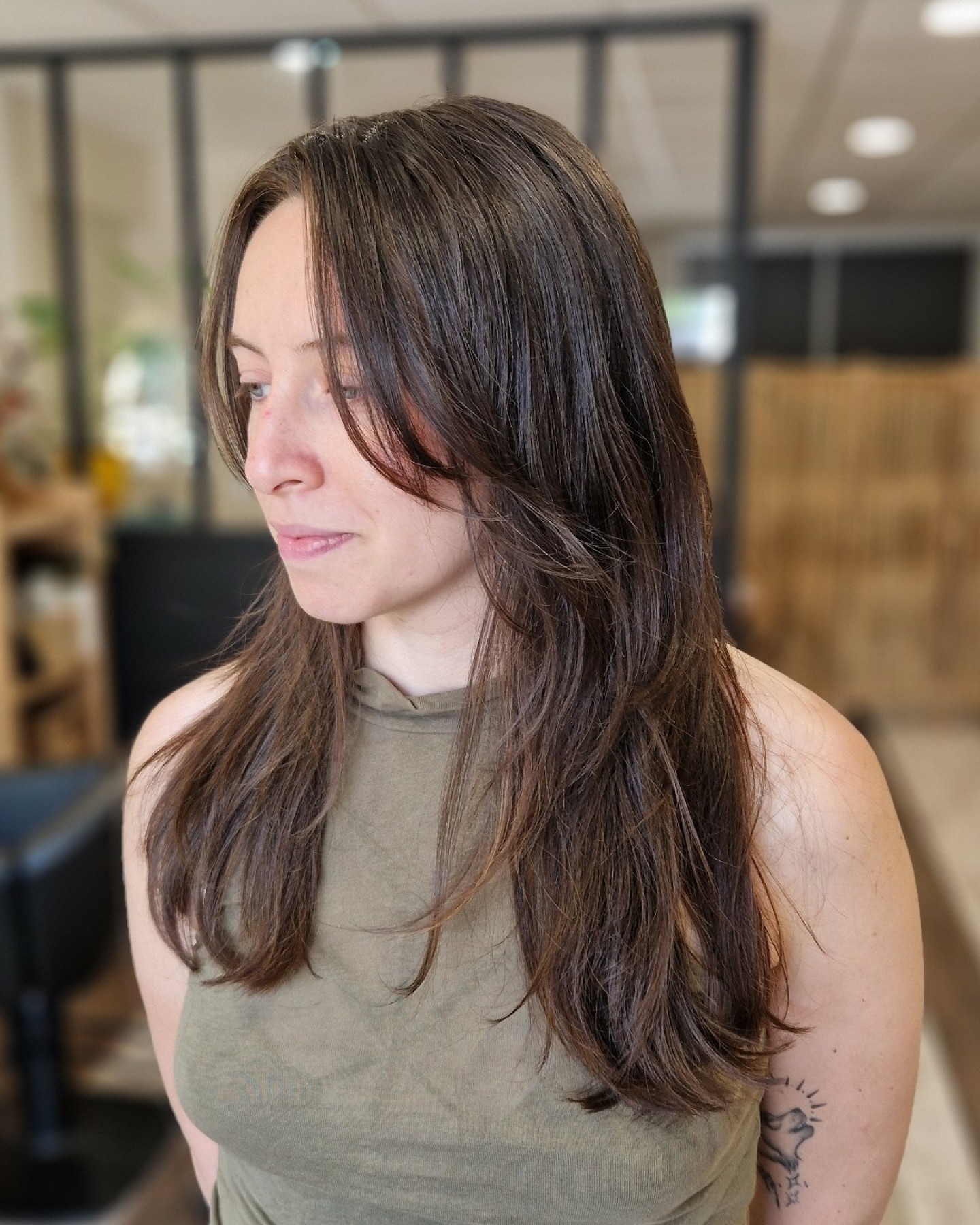 Un dégradé tout en subtilité pour donner du mouvement et du volume aux cheveux lisses.
Résultat : une chevelure fluide, aérienne et pleine de style ✨