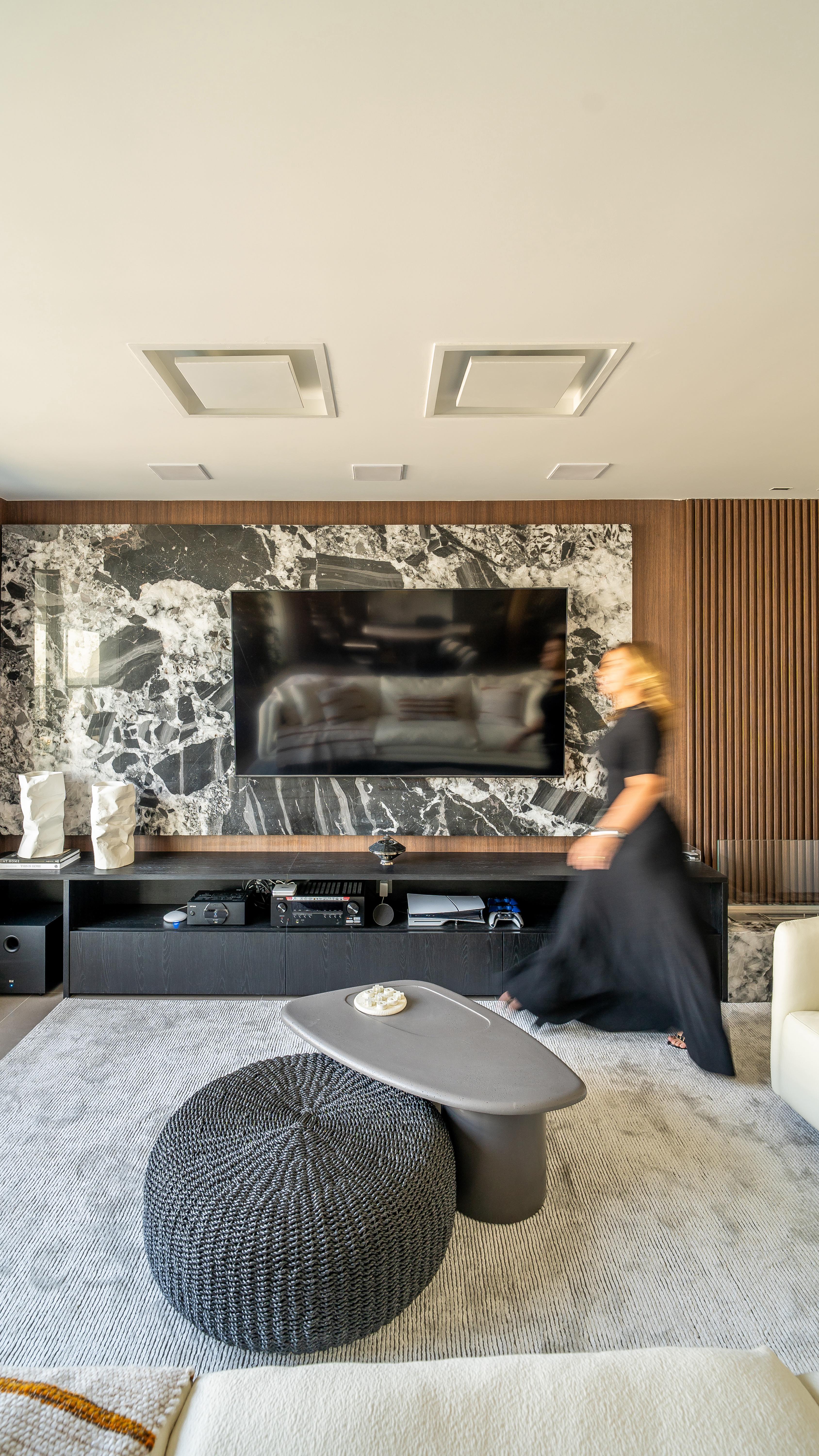 No episódio 25 do Design for Life, a arquiteta Alessandra Becker @abeckerarquiteta apresenta a Cobertura Soho, em Itajaí.
Um projeto contemporâneo, urbano e cheio de personalidade, pensado para trazer conforto, sofisticação e conexão, com detalhes que fazem toda a diferença, desde a paleta de cores até a integração entre os ambientes internos e a varanda com piscina.
Quer conhecer todos os detalhes desse projeto incrível? Assista ao vídeo completo no nosso Canal do YouTube! 🎥
📹 @jonatanfernandez