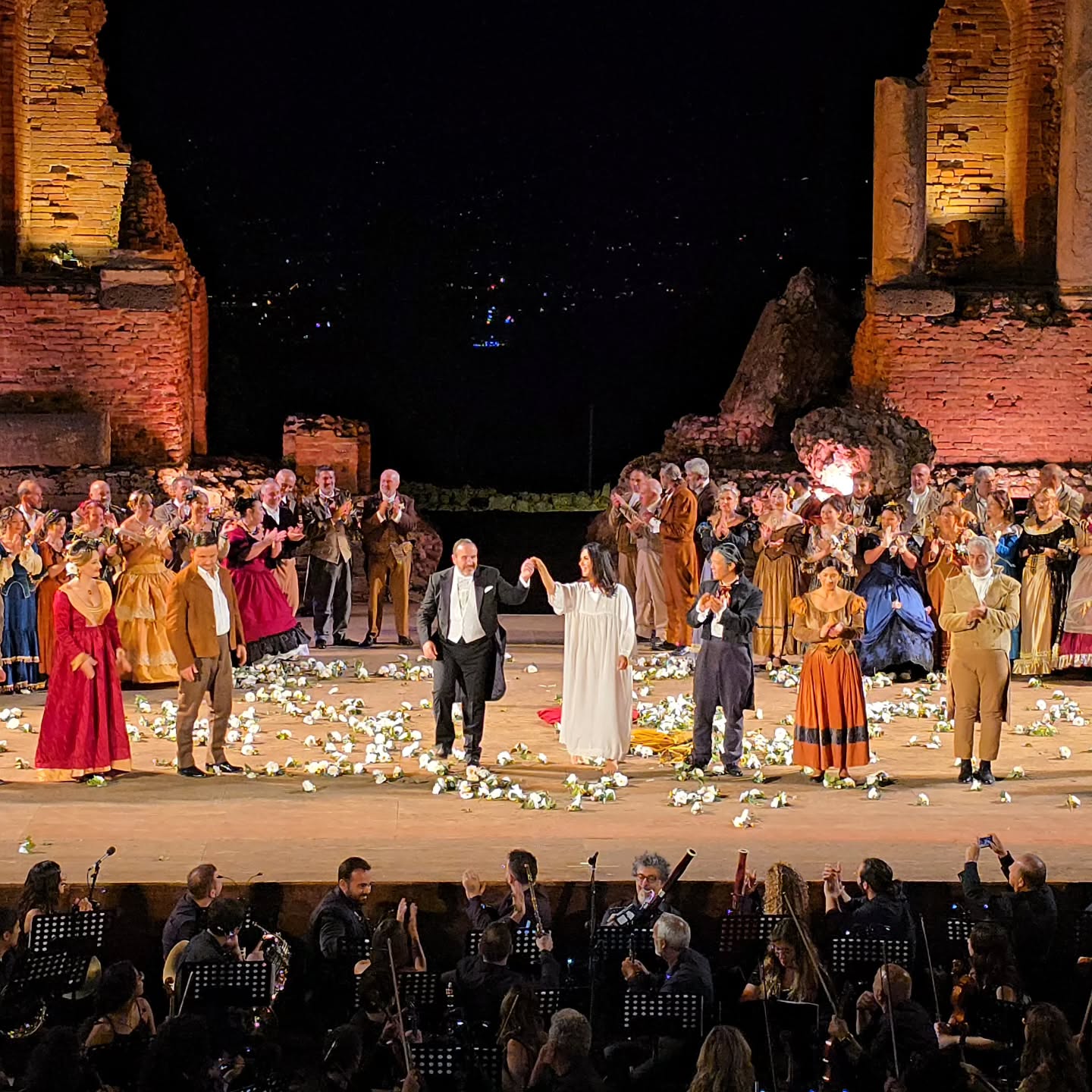 La Traviata in Taormina... a night I will carry in my heart forever. The music, the passion, the audience and new friends made the ancient Greek Theater truly magical.
Now I look forward with gratitude to the @mascagnifestival debut with L’Amico Fritz. Don't miss this spectacular production if you are in Tuscany!
.
.
.
.
.
.
.
.
.
.
#maestro #stefanovignati #conductor #opera #latraviata #TaorminaOperaFestival #SicilyMagic #italy