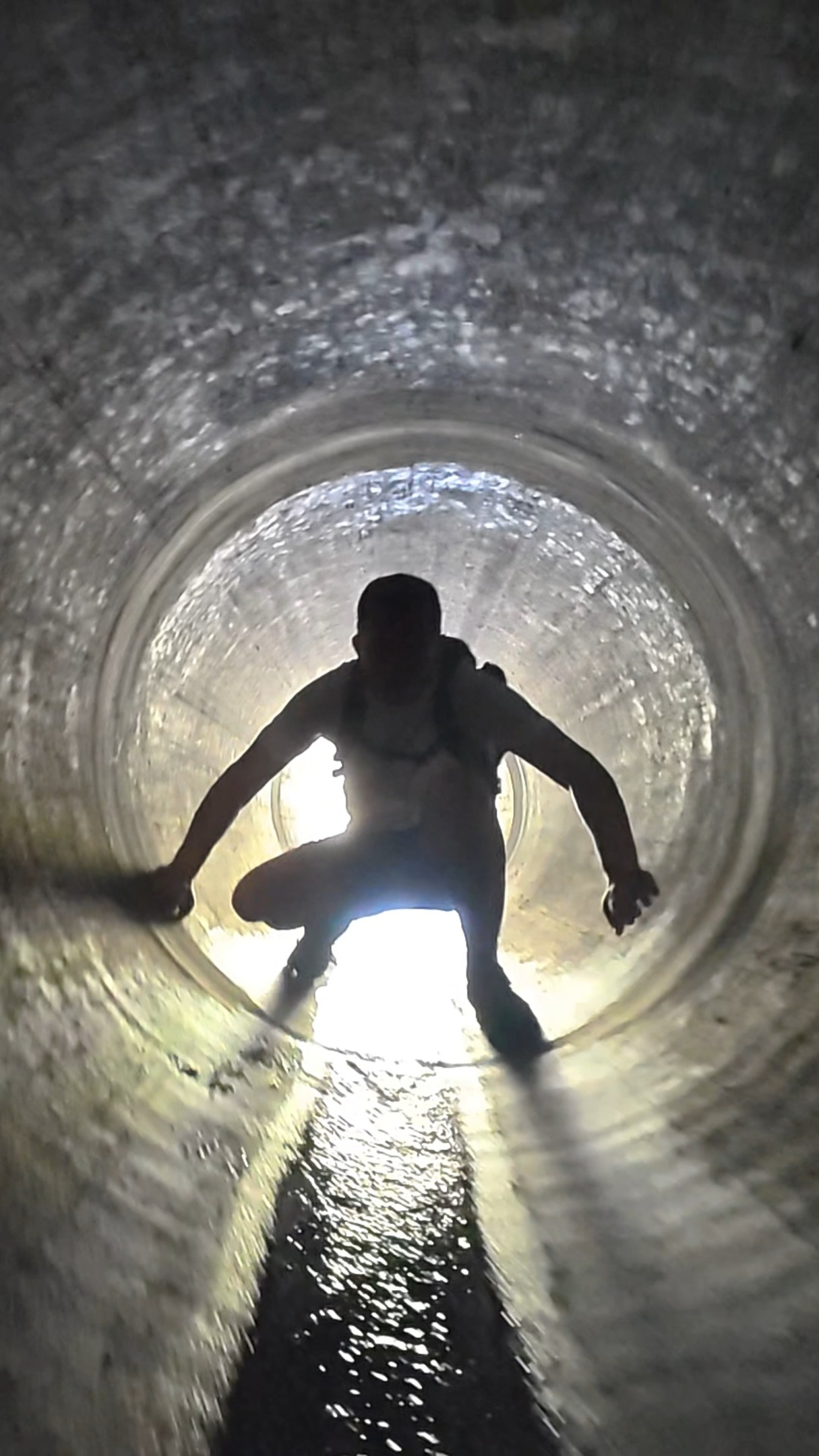 🧠 Ein Erlebnis-Geh-Spräch ist kein Spaziergang.
Es ist ein gedanklicher Stabhochsprung. Ein Tag, an dem sich Gespräche verweben – zu Ideen, Netzwerken und vielleicht sogar zu Zukunftsvisionen. Einblicke und Point of View aus der Hüfte geschossen.
Diesmal war ich unterwegs mit dem einzigartigen Thomas Gillesberger, Geschäftsführer der Format Werk Staufen Gruppe – viele von uns kennen den Hasen 🐇 von Albrecht Dürer am Zeichenblock. 📐 Sie haben’s erfunden. Und noch viel mehr. Und sie bringen Papier in eine neue Ära – mit Haltung, Nachhaltigkeit und Sinn.
🚶♂️ Unser Weg: durchs wunderschöne Mühlviertel, 🚇 vorbei an Weiden, Hügeln – und durch einen kleinen Tunnel, der uns im Video das Licht am Ende des Tunnels erleben lässt. Oder ist es ein Ausblick? Immer eine Frage der Sichtweise.
Ein Tag wie gemacht für ein Erlebnis-Geh-Spräch im Sinne der Bucketlist Methode Vom Erlebnis zum Ergebnis ® ✨ Was dabei entstanden ist:
– gedankliche Höhenflüge
– Sinn- & Unsinn-Fragen
– Verbindungen mit Zukunft
Und das Schönste: Man merkt wieder, wie viel in Bewegung kommt, wenn man einfach losgeht - es war mir eine Ehre!
Übrigens, der Indian Summer 🍁 ist ebenfalls eine spannende Zeit für Erlebnis-Geh-Spräche ➡️ Link Bio bzw. Infos dazu 🔗 unter www.bucketlist-schmied.com/geh-spraech
#BucketlistSchmied #ErlebnisGehSpräche #Inspiration #VomErlebnisZumErgebnis #PapierMitZukunft #NetzwerkDenken #Perspektivenwechsel #LichtAmEndeDesTunnels #Formatwerk #LetItFlow #Gehdanken