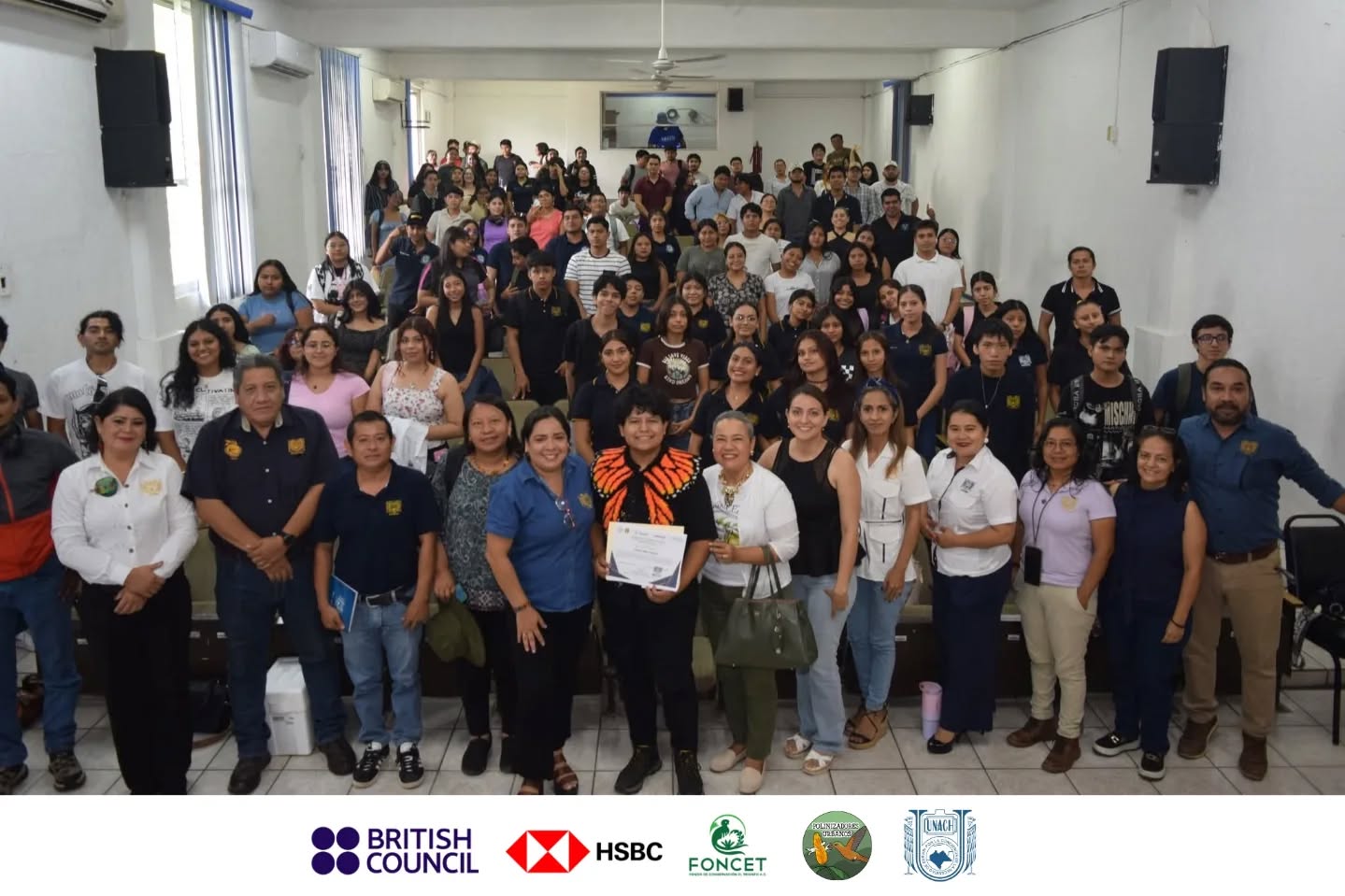 Hoy tuve la oportunidad de impartir una capacitación sobre #JardinesPolinizadores para los comités ambientales del campus IV de la Universidad Autónoma de Chiapas
Próximamente iniciaremos con la creación de jardines polinizadores en las distintas facultades de la UNACH
Quiero agradecer a los jóvenes comprometidos que decidieron ser parte de este proyecto y sumar esfuerzos para crear espacios para nuestra fauna en la ciudad
Igualmente agradezco a @siresu_istmocostaysoconusco la apertura para trabajar en conjunto.
Estos nuevos jardínes no serían posibles sin el financiamiento de @britishcouncil, @hsbc y @foncet_a.c
#polinizadoresurbanos #educacionambiental #polinizadores #Biodiversidad