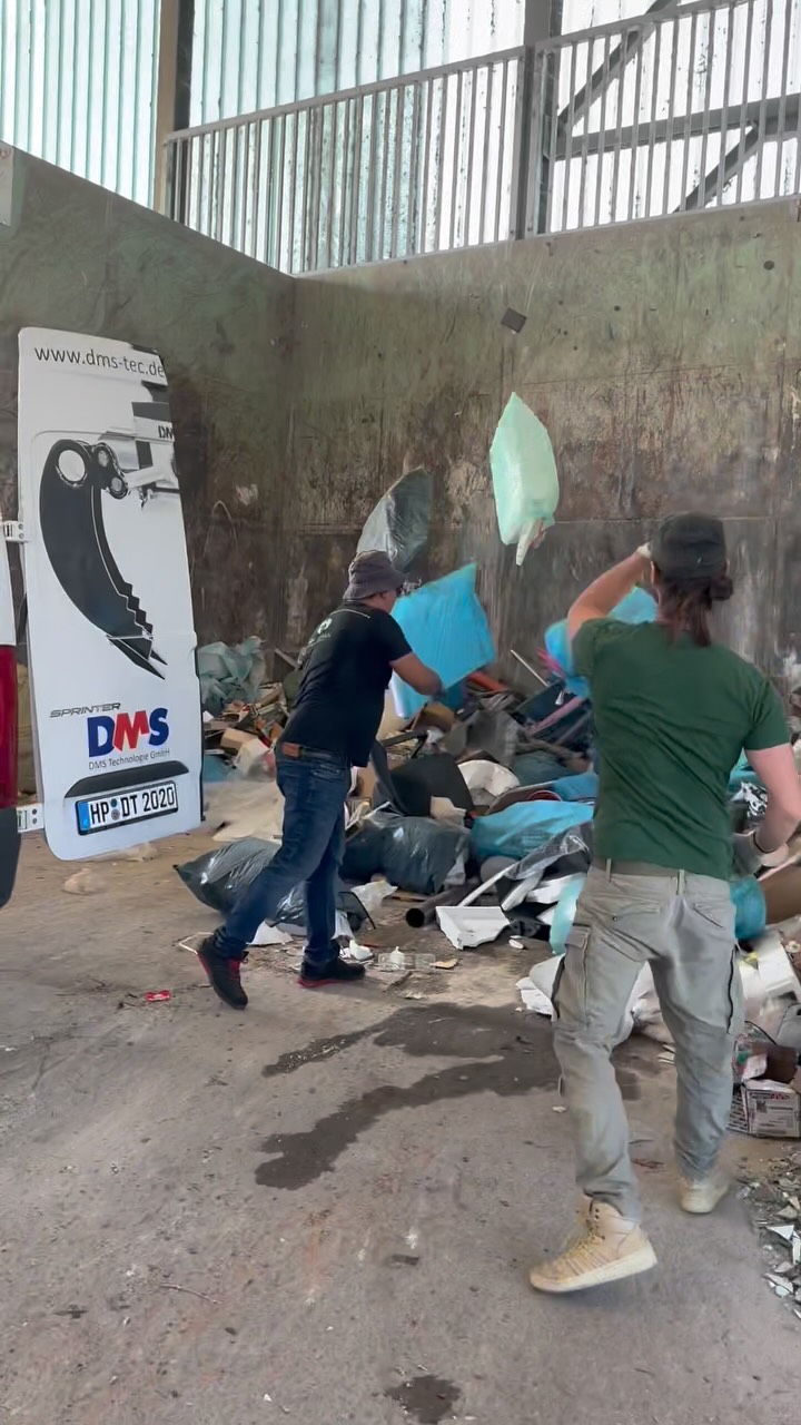 Kernsanierung bei einem Freund – wir helfen mit 💪
Bauschutt abladen im Video. Teamwork pur! #keepitclean #hausmeisterservice #immobilien #reinigung #handwerk