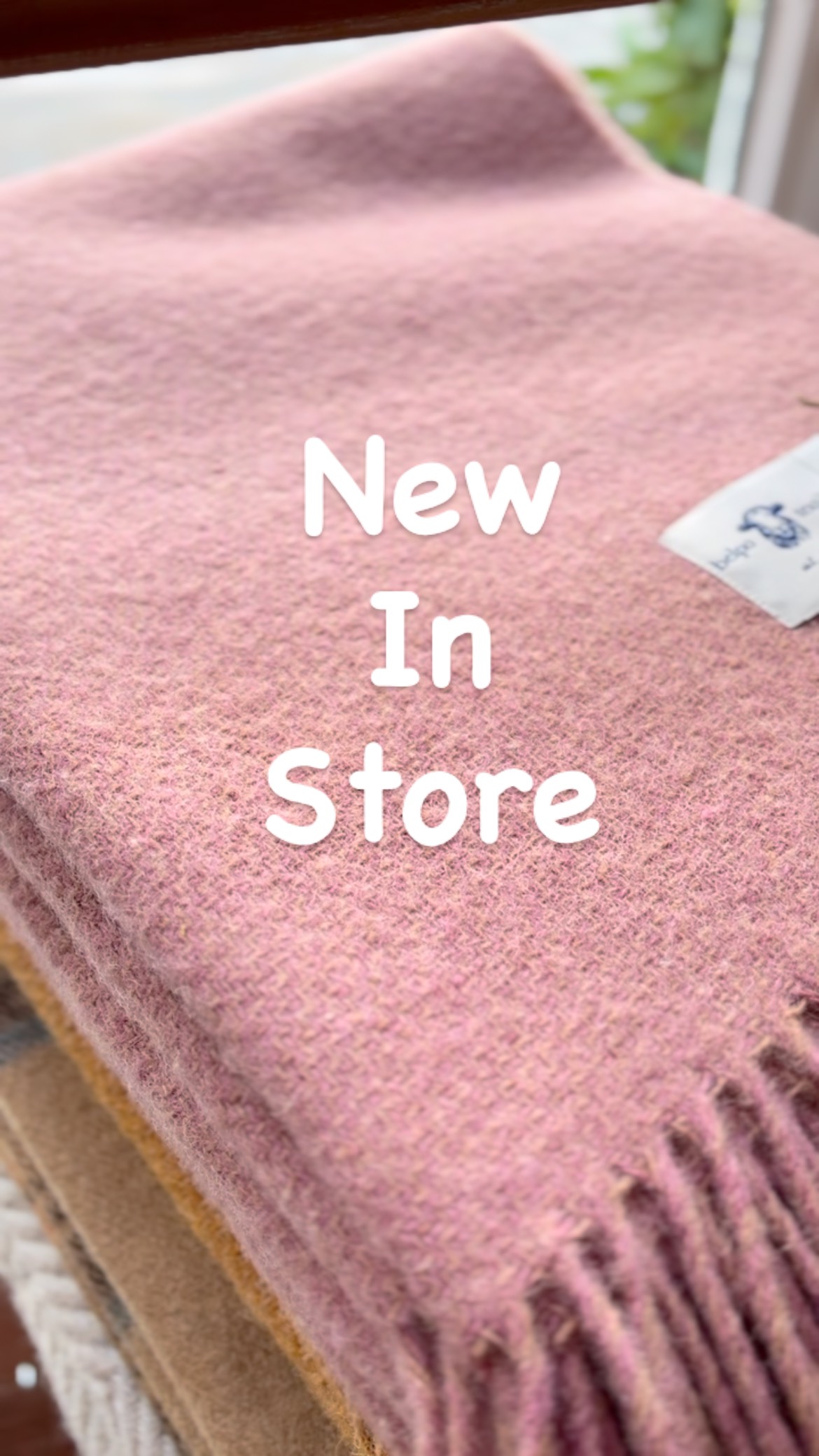 ✨ Ontdek de perfecte mix van stijl en comfort ✨
Onze luxe plaids worden in de EU vervaardigd uit 100% nieuwe, duurzame Nieuw-Zeelandse wol. 🌿
• Zacht, stijlvol en tijdloos in elk interieur
• Natuurlijk ademend: warm in de winter, koel in de zomer
• Een cadeau dat warmte en elegantie brengt
Een plaid die niet alleen je huis, maar ook elk moment bijzonder maakt.