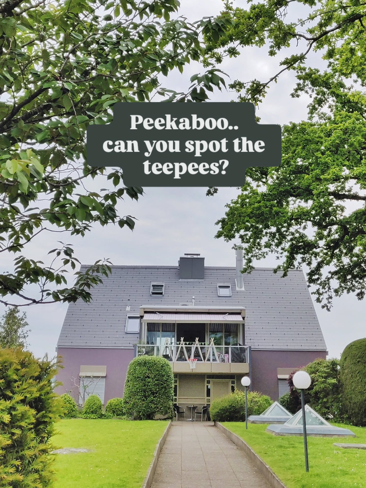 On a balcony this time! Why not, I ask?
The jungle teepees were placed on the balcony underneath the majestic trees and the even more majestic night sky.. what a wonderful idea!
.
.
#silvercoastzurich #zurichsilvercoast #jungleparty #junglethemeparty #sweetdreams❤️ #kindergeburtstagzürich #girlsdream #girlsnightzürich