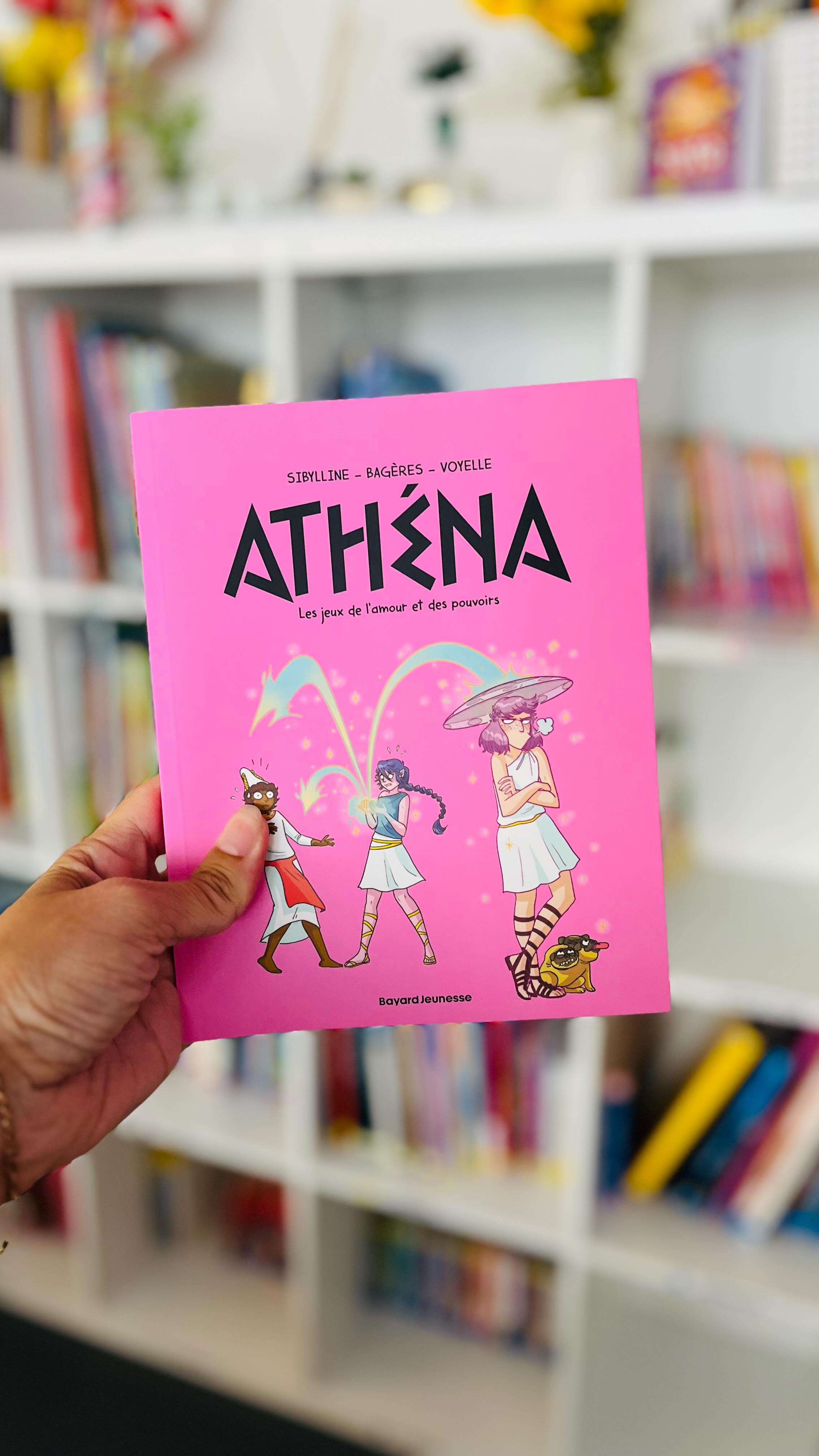 A•T•H•É•N•A
▶️ Vous connaissiez cette pépite ?
Quand j’ai reçu cette BD de chez BD Kids je me suis dit que ça ne pouvait pas mieux tomber pour mon thème mythologie !!
Ma fille me l’a littéralement arraché des mains pour le dévorer ! 😅
Mon avis : cette BD s’adresse à des enfants de CM sans problème et même collège car elle aborde justement le thème des relations humaines entre amitié et amour à l’adolescence. Les personnages sont donc jeunes. C’est une autre façon de voir les personnages de la mythologie dans un univers qui est le leur et surtout dans leur adolescence !
J’ai hâte de le présenter à mes élèves.
Il ira sûrement sur l’étagère « livre à l’honneur » dès la rentrée !
Bonne journée !
Maitresselili_lh ✨
#maitresselililh #teampe #cm1 #cm2 #maitresse #teachersfollowteachers #cycle3 #teacher #bdkids #lecture #athena
Produit offert 🌟