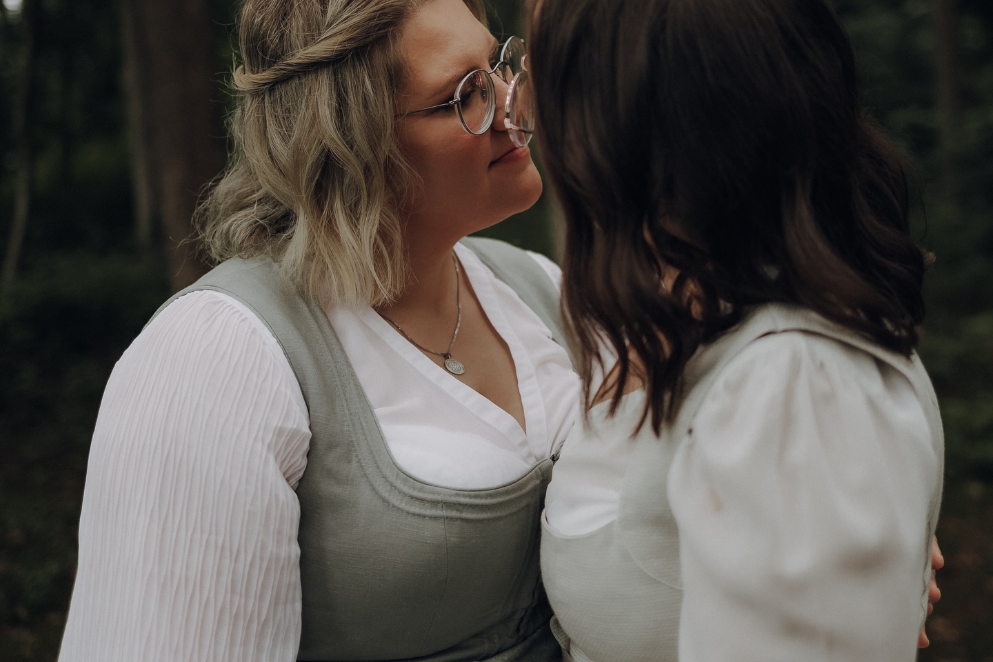 Nicole & Micha ✨
An einem verregneten Tag voller Lachen, Blicke und kleiner Gesten durfte ich die beiden begleiten.
Zwischen Regentropfen und einer kurzen Regenpause lag so viel Gefühl, dass man es fast greifen konnte.
Es war mir eine Ehre, diesen ersten Schritt in ihr gemeinsames Abenteuer festzuhalten. 🖤✨