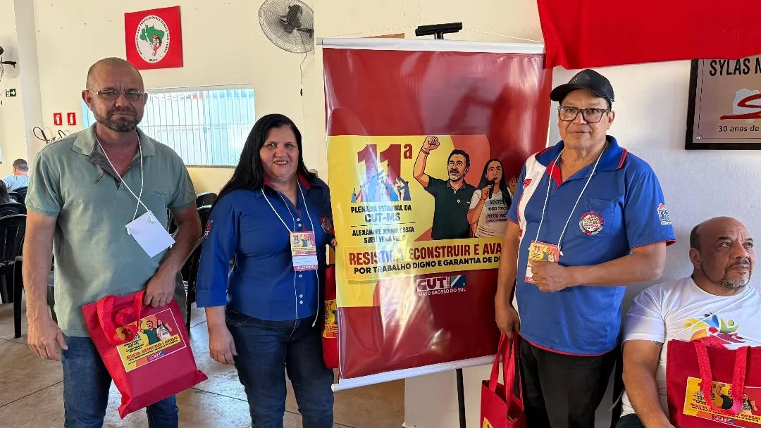 📢 A Diretoria do SINDMASSA MS participou, nesta última quinta-feira, 28/08, da 11ª Plenária da CUT MS, realizada na sede do SISTA-MS. Este momento marcou a nossa estreia oficial como filiados à Central Única dos Trabalhadores, fortalecendo ainda mais nossa presença e luta no movimento sindical de Mato Grosso do Sul.
Sob o tema “Resistir, Reconstruir e Avançar”, a plenária reuniu importantes lideranças sindicais, parlamentares, representantes do movimento social e do poder público, em um diálogo aberto e enriquecedor. A abertura do evento contou com a homenagem aos sindicalistas Sueli Veiga e Alexandre Costa Júnior, que marcaram a história da resistência sindical na região.
Durante o encontro, o presidente da CUT-MS, Vilson Gimenes Gregório, destacou a necessidade de atualizar as estratégias de luta diante de um cenário desafiador, enfatizando que este é um momento de resistência e de fortalecimento da nossa Central. Ele reforçou que a atuação da CUT-MS é estratégica para enfrentar os desafios locais e nacionais, buscando um Brasil mais justo, igualitário e democrático. “Ter debates intensos e usar todos os instrumentos disponíveis são essenciais para avançar na construção de um projeto de sociedade que respeite os direitos dos trabalhadores e trabalhadoras”, afirmou.
O evento foi também uma ocasião para recordar as ações que marcam a resistência do movimento social em MS, como a resistência contra as reformas trabalhistas, a defesa dos direitos trabalhistas e de aposentadoria, além da necessidade de enfrentar os ataques às políticas públicas e às conquistas dos trabalhadores.
Agradecemos aos organizadores e participantes pelo acolhimento e pelo compromisso de refletirmos juntos, discutirmos estratégias e fortalecermos nossos laços de luta. Este momento importante reforça nossa união, energia e determinação em defesa dos direitos da classe trabalhadora. ✊
Vamos seguir firmes na resistência e na construção de um futuro mais justo!
@sindmassams
@godoilucia
joaogauto40
@cutmsoficial
@vilgrego
@suelimeloveiga
@alexandrejuniorcosta
#SINDMASSAMS #CUTMS #Sindicalismo #Resistência #Unidade #LutaDosTrabalhadores #Fortalecimento