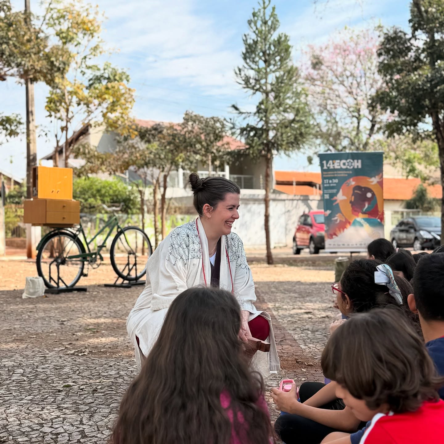 14° Ecoh, Londrina/PR, agosto de 2025 ✨ @ecohpr
Nós não tivemos a oportunidade de conhecer a Claudia Silva, mas a reconhecemos e sentimos em cada pessoa que encontramos e que transborda… seja num olhar, numa memória, num abraço, num pedaço de uma história, respirar, a partir de tudo que ela teceu como criadora. O Ecoh vibra, abraça, ecoa, abre espaço pro sonho…
E não seria diferente dizer que foi uma honra para nós estar nessa programação. Tendo a nossa participação nesse mar de histórias com o Kamishibai. Que esteve numa praça linda, toda arborizada, sorridente, com sol, formigas, gentes… tantas infâncias, elas grandes, elas pequenas, elas que gritaram “recalcado” para o personagem malvado e que insistiam em encontrar no cachorro do outro lado da rua, o Shiro da nossa história.
Depois teve a bici na kombi, teve almoço saboroso, teve o Kamishibai dessa vez num Centro de Convivência da Pessoa Idosa… a primeira vez do encontro lá, a primeira vez nossa para esse público puramente.
Agradecemos a oportunidade, os encontros, os olhares, a receptividade, a alegria, os afetos… tudo isso carregamos conosco. E como disse tão lindamente a Mira Roxo, “até de repente”! E que seja na casa do logo ali, brevemente 🧡
@pi_aranha
@fernandanasser._
@danifioruci
@giulianotierno
@valeriafelix.foto
@luizeduardopsls
@luisbocaoarnica
@miraroxo
#teatrodori #dori #kamishibai #14ecoh #ecoh #paraná #londrina #sc #kamishibaï #kamishibaibrasil #contaçãodehistórias #histórias