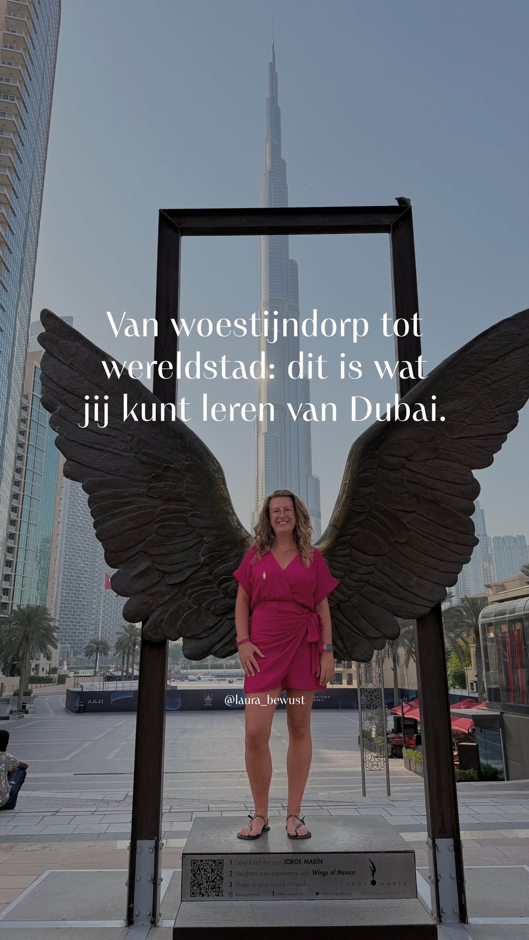 Het maakte nogal wat los toen ik vertelde dat ik naar Dubai ging: ‘Wat moet jij in een stad zonder groen?’, ‘Dat lijkt me echt niks al die opgeblazen gebouwen’, ‘Dubai trekt me echt niet’.
Dubai heeft me altijd gefascineerd en ik was nieuwsgierig om het te ontdekken. Huub daarentegen hoefde niet zo per se naar die ‘opgeblazen stad’. Totdat hij er zelf mee kwam…
Onze reis naar #Dubai deze zomer voelde als een diepe reminder dat werkelijk álles mogelijk is.
Dubai heeft me positief verrast op vele vlakken en ik kan alleen maar zeggen; ga het zelf ervaren, pas dan weet je of het wat voor je is.
In nog geen 30 jaar transformeerde Dubai van een klein woestijndorp naar een moderne en welvarende #wereldstad vol wolkenkrabbers, kunstmatige eilanden en een van de drukste luchthavens ter wereld. Als je daar bent en de #energie voelt, besef je: dít is wat er gebeurt als een visie wordt gecombineerd met geloof, lef en actie! 🚀
🌟 De #verwondering die je daar ervaart, nodigt uit om groots te durven en te blijven #dromen — ook als de omstandigheden nog niet ideaal zijn.
🌟 Deze bijzondere stad, haar inwoners en bezoekers vormen een bron van #inspiratie en #motivatie, waardoor je besluit om je niet langer te laten tegenhouden door een ‘ja maar…’ en elke dag een stap zet richting jouw doel.
🌟 Het succes van Dubai is ook een reminder dat het slim is om hulp in te schakelen als je sneller vooruit wilt. De stad werd niet gebouwd door één persoon, maar door velen die hun kennis en talent samenbrachten. Ook in jouw leven kan het waardevol zijn om mensen om je heen te verzamelen die je ondersteunen in jouw #groei.
Want of je nu een stad uit het zand bouwt of werkt aan je eigen persoonlijke ontwikkeling, heling en toekomstdromen: de eerste stap is GELOVEN dat het kan. 💛