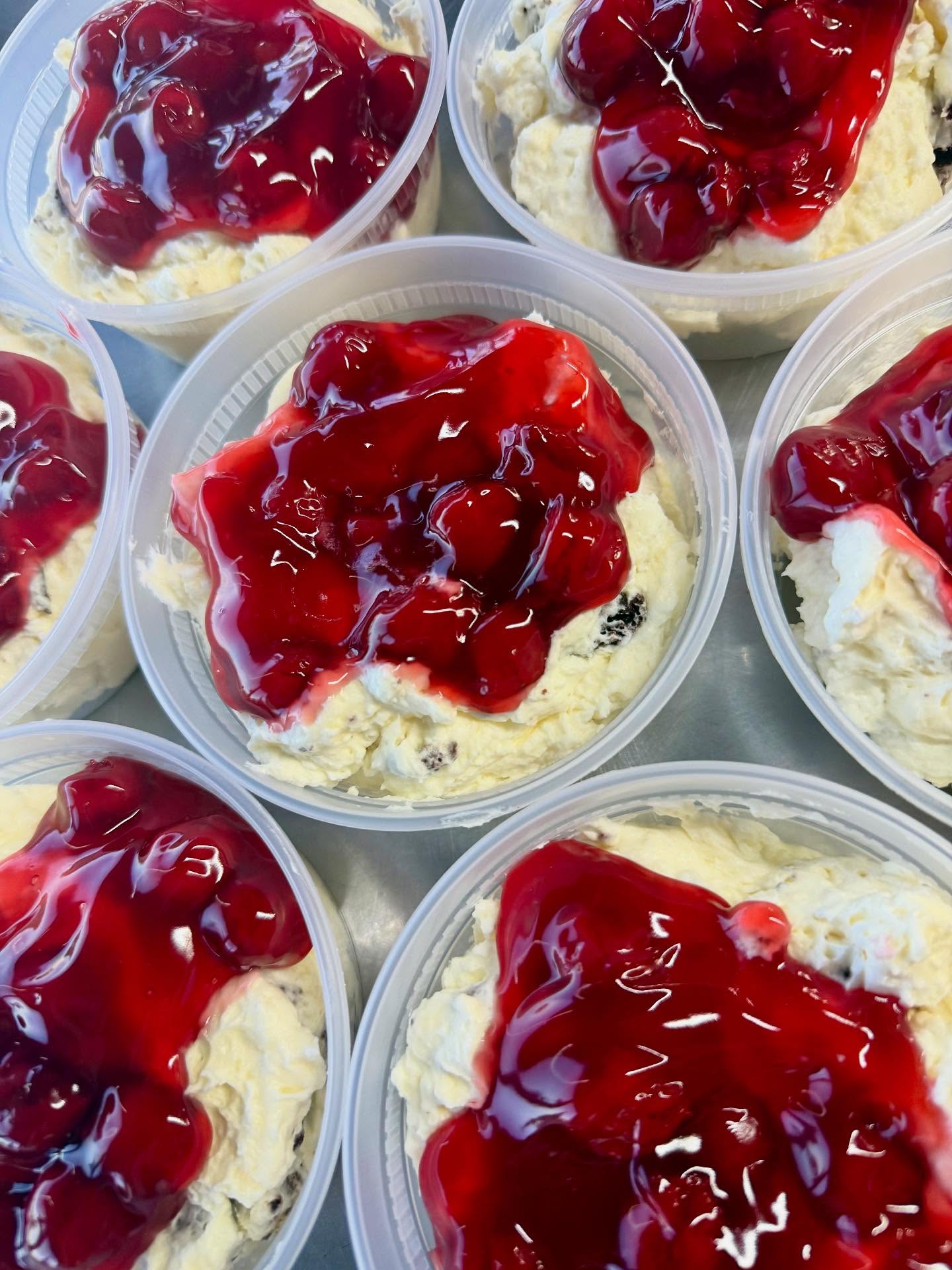 🍒White Chocolate Cherry Cheesecake Whip🍒
White chocolate cheesecake whipped pudding with chunks of dark chocolate brownie & cherry pie filling.
☀️Open until 8PM!