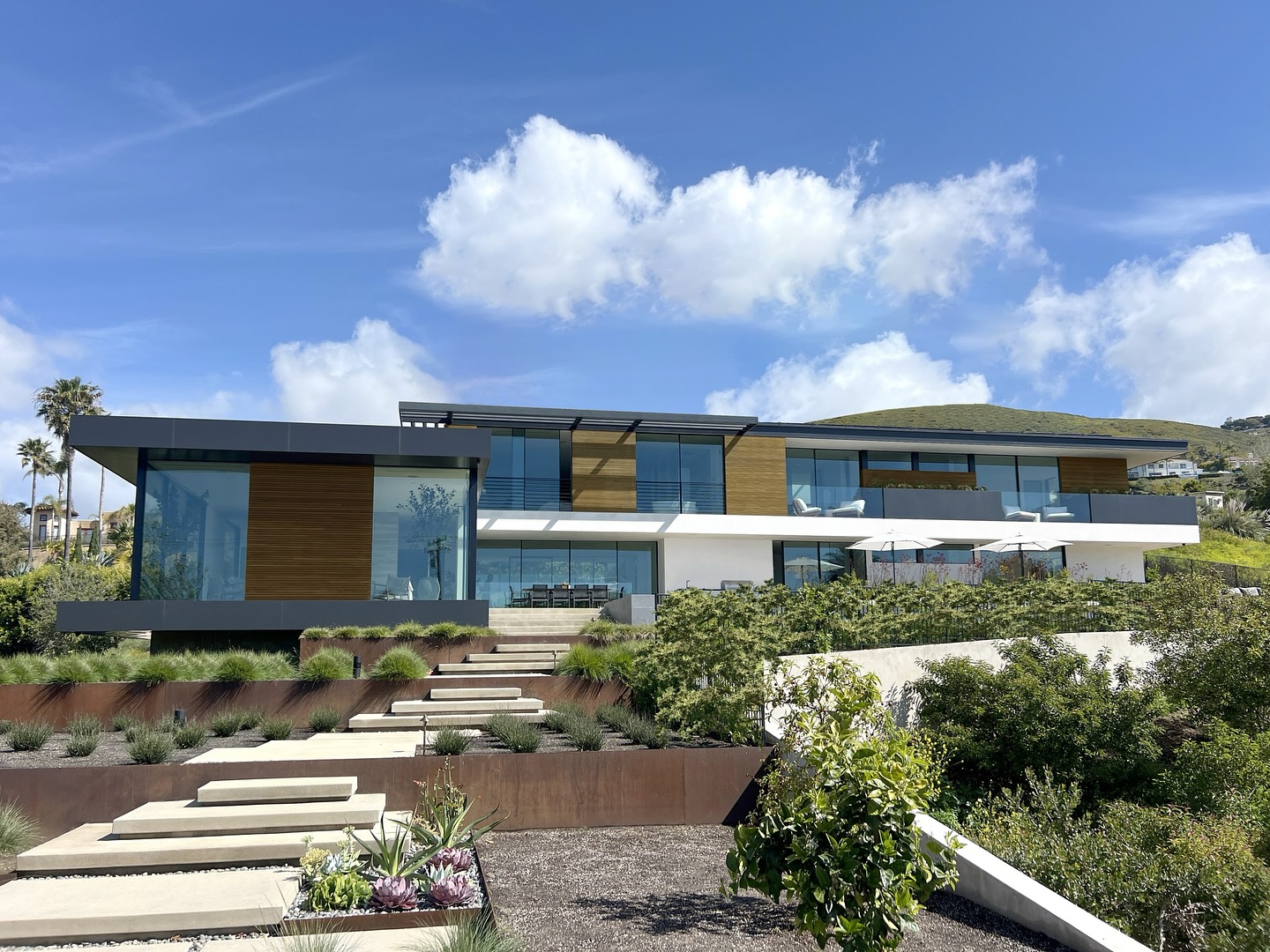 Malibu minimalism at its finest.
Designed by Steve Kent, this coastal masterpiece is seamlessly wrapped in STYLINE™ Thinline 2500 sliding doors and anchored by our PD800 pivot entries—framing ocean views with zero compromise.
Made in the USA.
#STYLINE #Thinline2500 #PD800 #MalibuModern #ArchitecturalDesign #LuxuryLiving #MadeInUSA
.
.
.
.
Photo sourced: