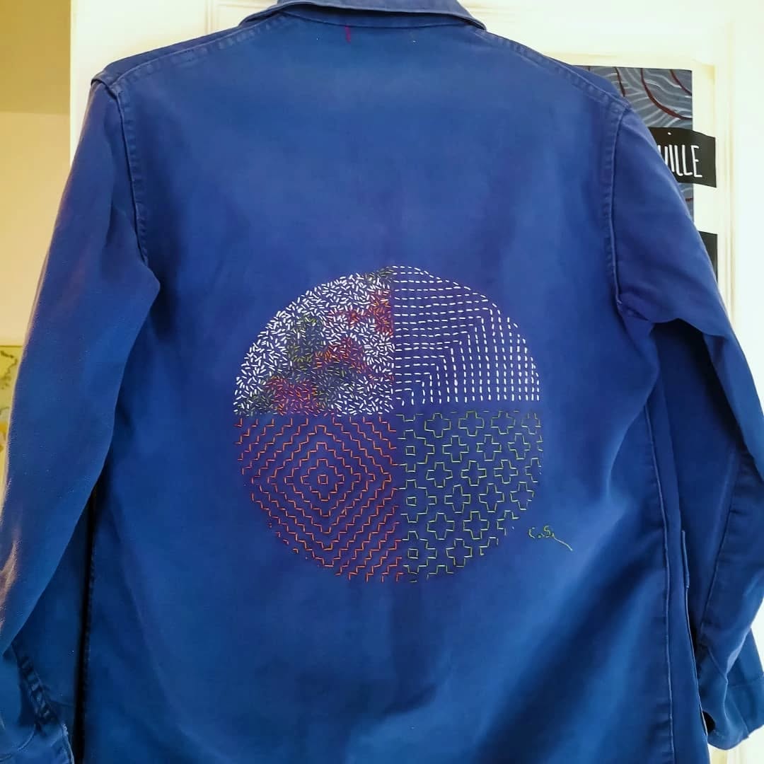 Je lui dirai les mots bleus... Tu sais, ceux qu'on dit avec les yeux...
Ce bleu est vendu/sold-out
Merci à celle qui a craqué ! J'adorerais le voir porté, si jamais cela me ferait plaisir de recevoir une photo (message à l'inconnue passée en boutique rue de la méditerranée 🙏)
Je répare et je brode votre veste sur commande ! N'hésitez pas à me contacter !
D'autres créations vous attendent au milieu de mille autres découvertes à la boutique de Montpellier @recycl___art
Ainsi qu'à Pezenas chez @mycubikmarket
#slowfashion #sashiko #workwear #frenchworkwear #pieceunique #oneofakind
#bleudetravail #vintage #brodémain #réparer #répareraulieudejeter