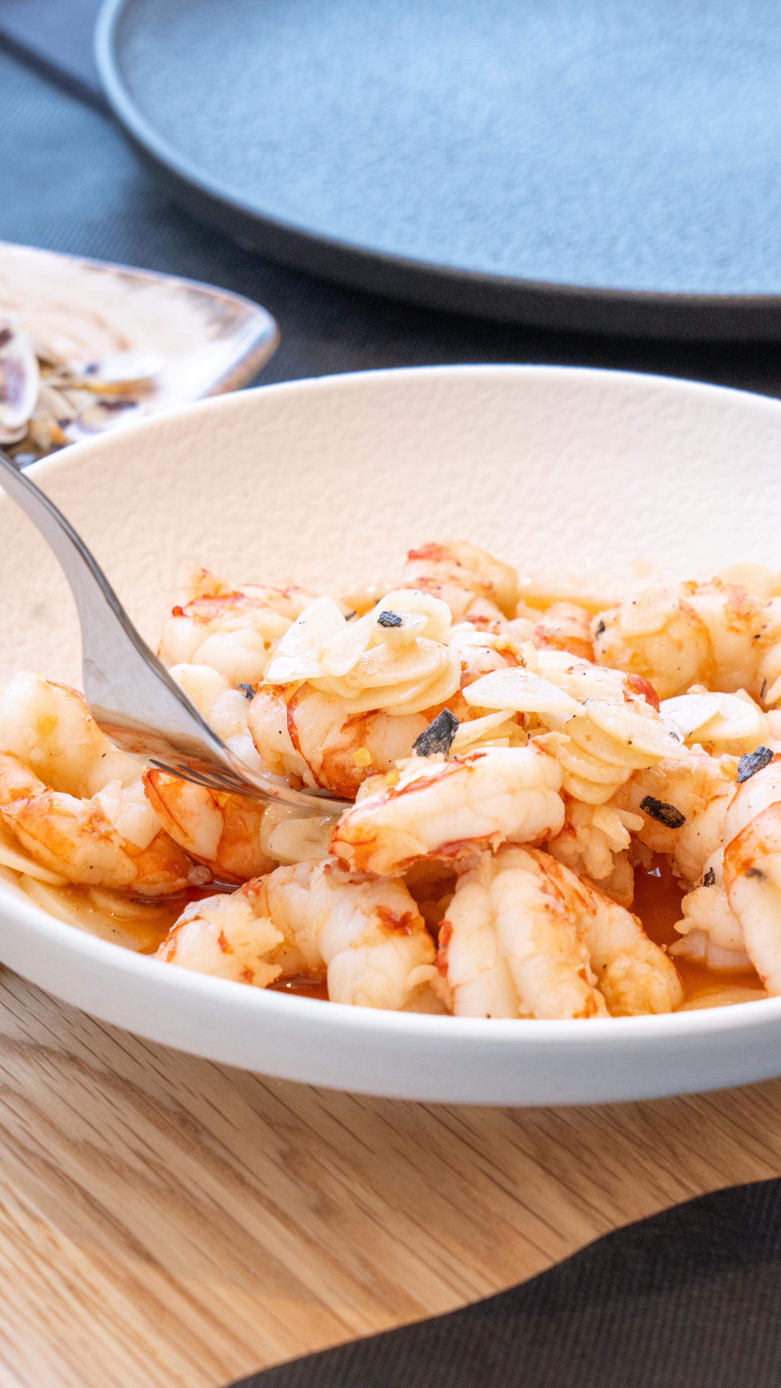 El secreto está en lo sencillo… y en el producto. ✨
Aceite de oliva virgen extra, ajo laminado, un toque de guindilla y las mejores gambas frescas del Mediterráneo🦐
La sartén chisporrotea, el aroma inunda el puerto y el sabor lo dice todo.
Así preparamos nuestras gambas al ajillo en Olave Sitges: tradición marinera, calidad y pasión por cada detalle.
📍 Port d’Aiguadolç, Sitges
🌊 Siente el mar, prueba su esencia.
#OlaveSitges #GambasAlAjillo #SaboresDelPuerto #restaurantemediterraneo #olave