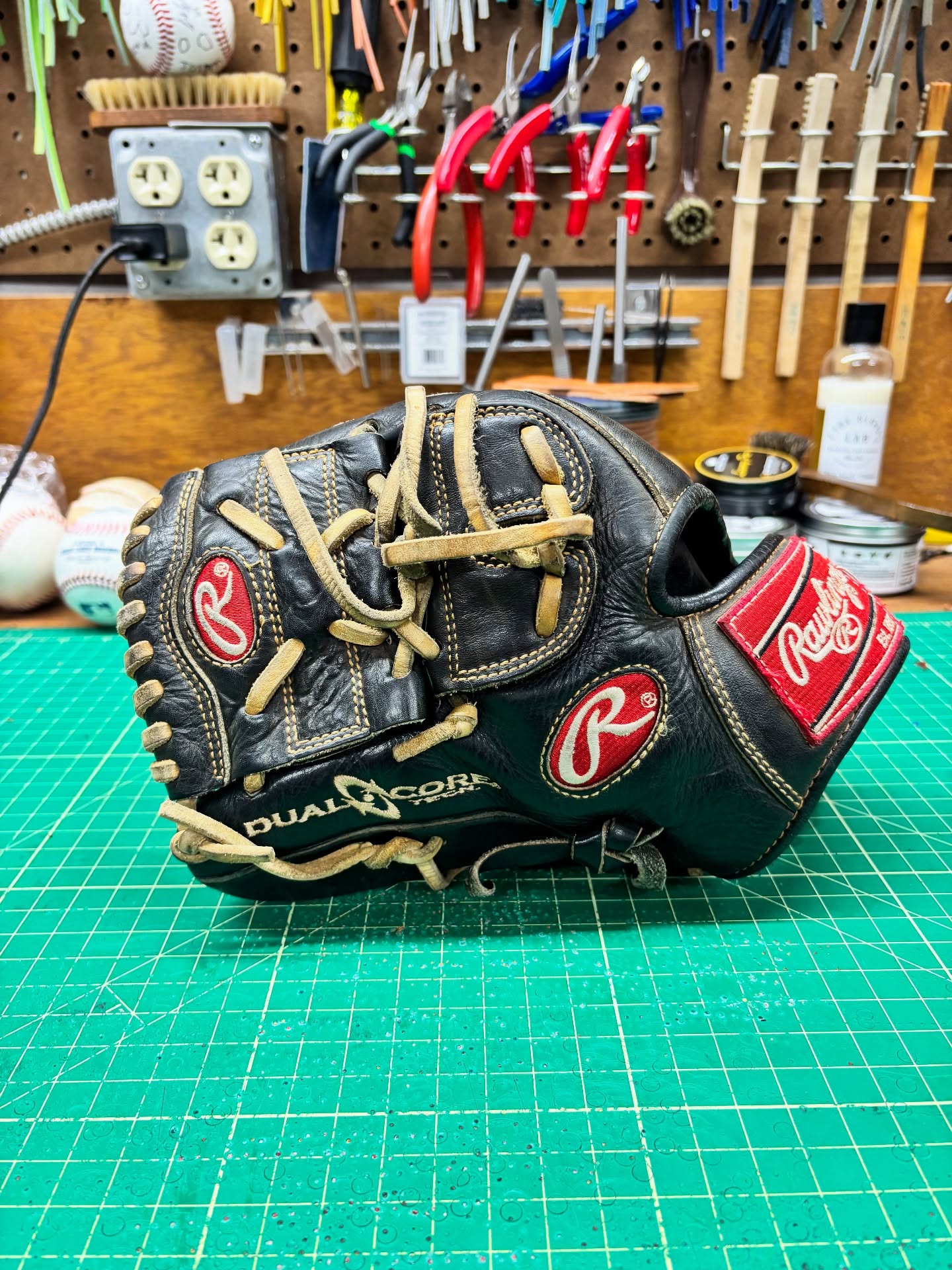 I don’t get many lefties on the bench and this dual core black label is solid for a 2013 model. Still looking for a right hand 2-piece like this for the collection. This cleaned up good with some #ballplayersbalm , #coloradoleatherbalm , and #flatbillbaseball laces. Love the contrast of black and Honey laces.
#rawlings #rawlingsheartofthehide #relacednotreplaced #relacedontreplace #staygrassy #makingyourglovegreatagain