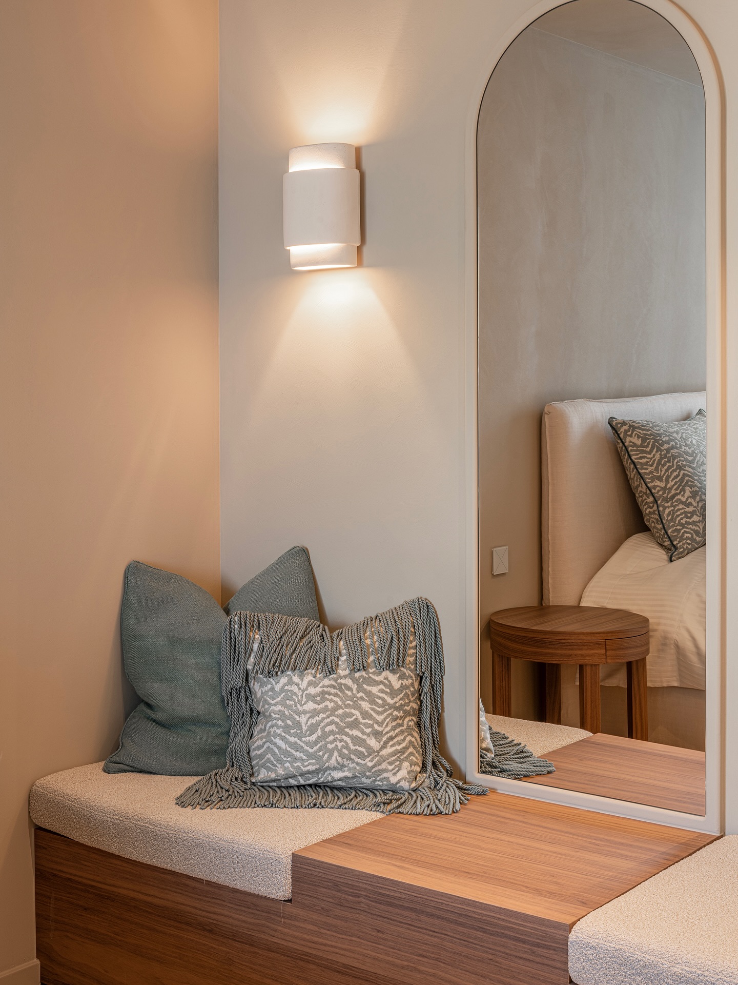Mirror, mirror… elegance has a name: CECILIA bedside table in walnut 😍
Project @siento.interior
📷 @michielvergauwe_photography
#elixhome #furniture #elledecor
