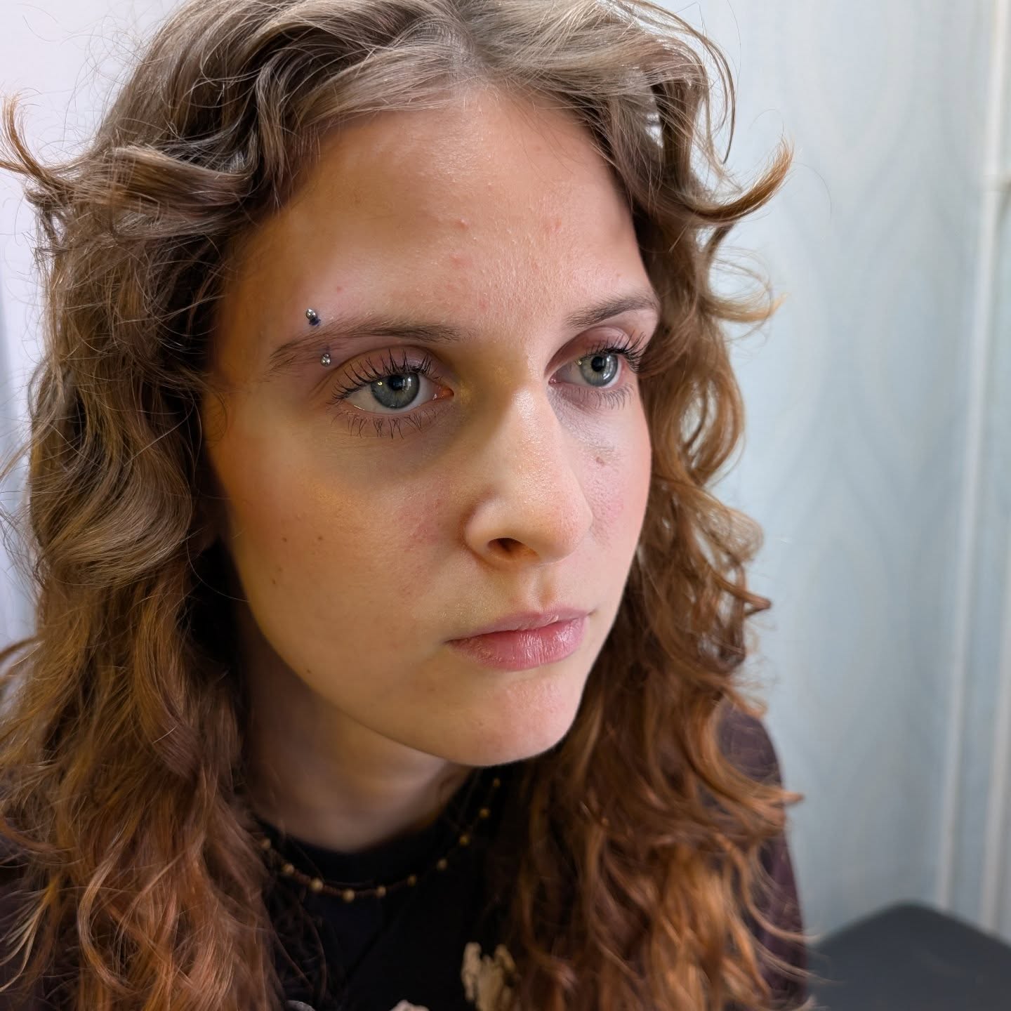 #brynpiercing #eyebrowpiercing #piercingtrend #evilwomanbodypiercing #piercersinceyear2000 by @ulrikaluckabauer