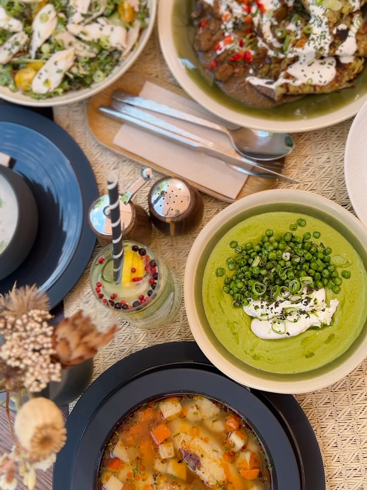 Heti ajánlat (2025.08.25.-2025.08.31)
Hétfő-szerda (11.30-15.00)
Csütörtök-szombat 11.30-21.00
Vasárnap 11.30-17.00 
Füstös padlizsánkrémleves, paradicsomsaláta
Zöldségleves pirított, gyömbéres daragaluskával
Gombás sertésragu, burgonyatócsni
Kukoricakrémes rizottó, popcorn, chimichurri
Aszaltparadicsomos-joghurtos saláta, csirkemell
Bazsalikomos-mentás borsófőzelék, buggyantott tojással
#emmarozs #emmarozsbistrot #emmarozsgrand #dining