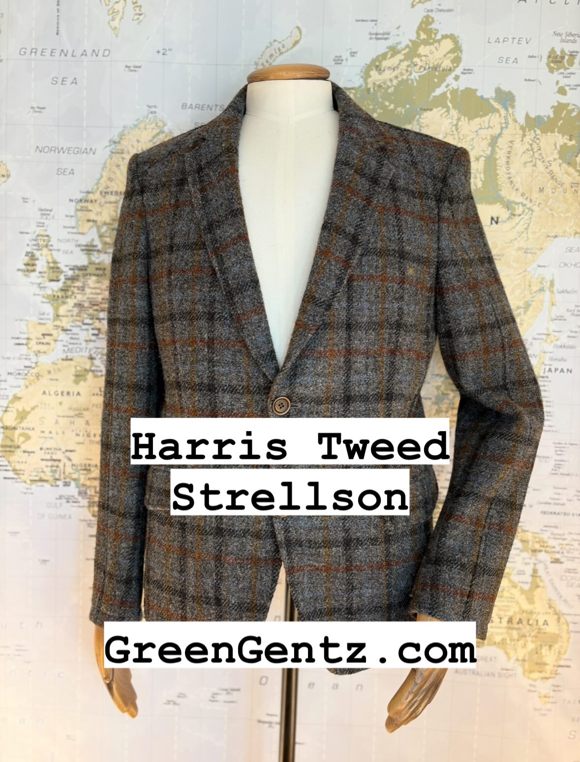 Strellson är ett modeföretag i Schweiz som lanserades 1984 av grundarna till Hugo Boss.
Denna eleganta preloved tweed kavaj är tillverkad med Harris Tweed och kännetecknas av ett grått tweedtyg med brett rutmönster i brunt, blått och orange.
Extra detaljer som mönstrade armbågslappar i ull, tydlig söm på ärmen, samt en praktisk ticket pocket utan lock bidrar till dess unika stil. Kavajen är halvfodrad med dubbla slitsar vid ryggslutet för extra komfort.
Välkommen in på GreenGentz.com för fler bilder, storlek etc😀
#harristweed #preloved #secondhand #greengentz #herrmode #göteborg #stockholm #sverige