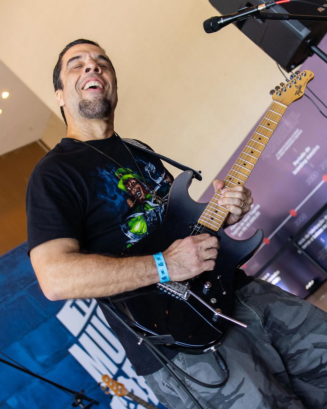 @alex_martinho abrilhantou o Palco Kombi no último dia de @tdtmusicexpo, tocando canções que viraram clássico da guitarra nacional 🎸
#nig #nigmusic #alexmartinho #guitarra #guitarstrings