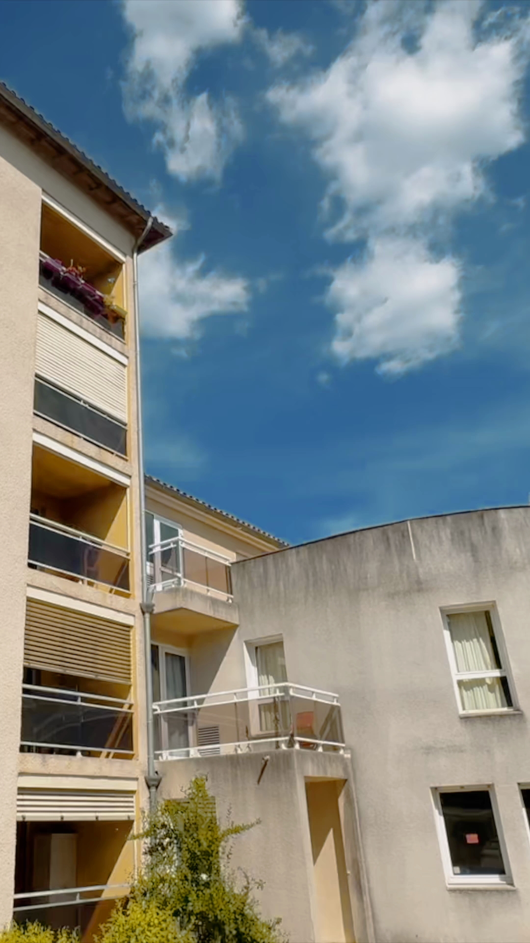 À Montpellier, le Dr Alessandro de Franciscis et le Dr Roger Pilon, ex-président du Bureau des Constatations Médicales, ont captivé les résidents avec des récits sur les guérisons inexpliquées de Lourdes. Un échange vibrant ! 🌟 @sanctuairedelourdes #LourdesMiracles #lourdes2025