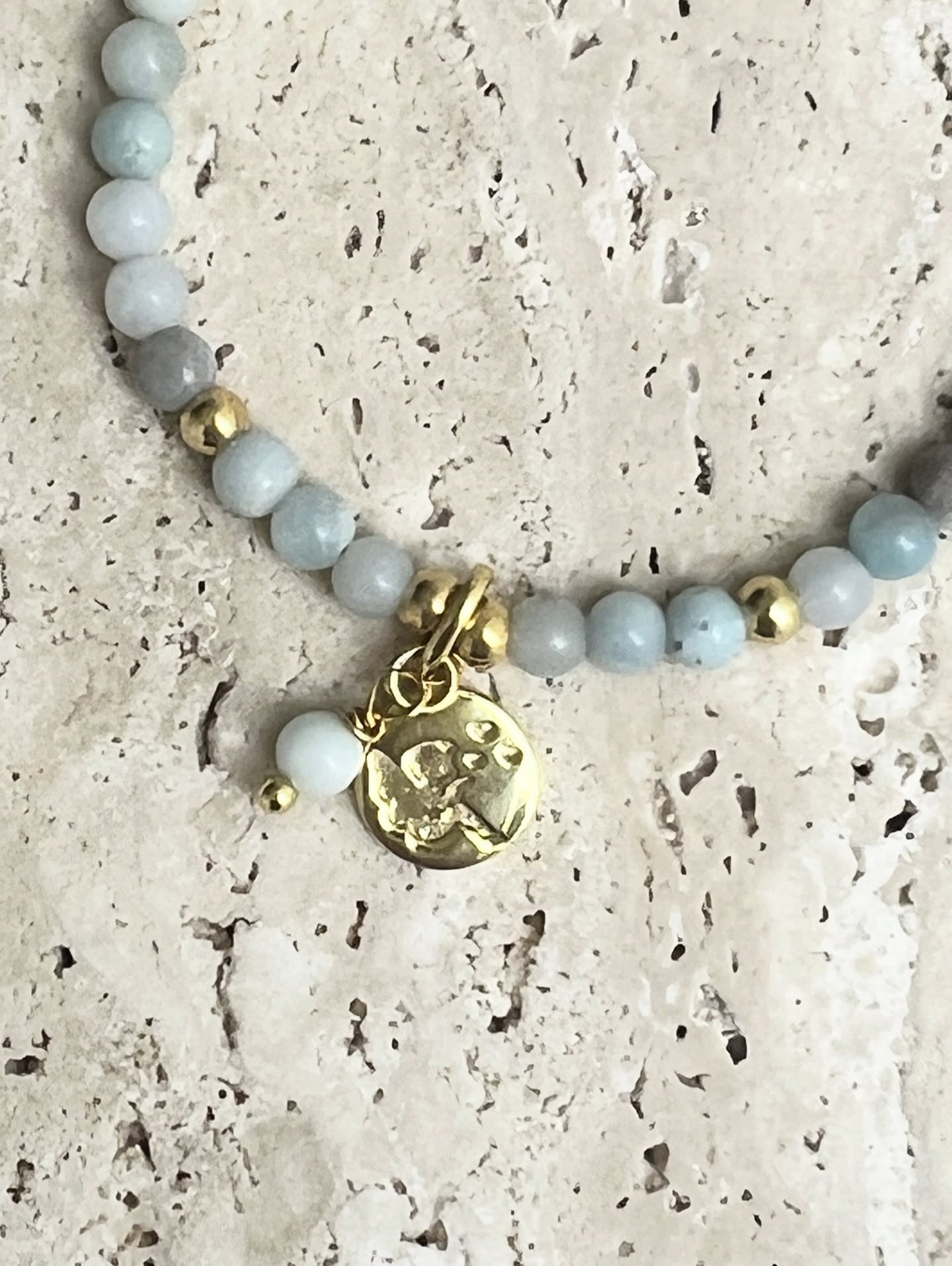 Gold- & Edelsteinschmuck zur Taufe
Gold gilt seit jeher als Symbol für Beständigkeit, Reinheit und ewigen Wert. Gerade zur Taufe, ist Schmuck aus Gold ein besonderes Zeichen der Liebe und des Schutzes.
In Kombination mit ausgewählten Edelsteinen wird jedes Schmuckstück zu einem einzigartigen Begleiter: Jeder Stein trägt eine eigene Bedeutung – sei es für Stärke, Geborgenheit, Glück oder innere Ruhe – und schenkt dem Kind auf seinem Lebensweg eine Extraportion Licht und Energie.
So entsteht ein wertvolles Erinnerungsstück, das nicht nur zur Feier getragen wird, sondern ein Leben lang an diesen besonderen Anfang erinnert. Ein Taufgeschenk, das mitwächst, Bedeutung trägt und Generationen verbindet.
#Taufschmuck #Goldschmuck #Taufgeschenk #Edelsteinschmuck #Taufe2025 #GeschenkideeTaufe #HandmadeJewelry #Vivescam #ErinnerungFürsLeben #Symbolkraft #SchmuckmitBedeutung #GoldUndEdelsteine #Tauferinnerung #BesondereGeschenke