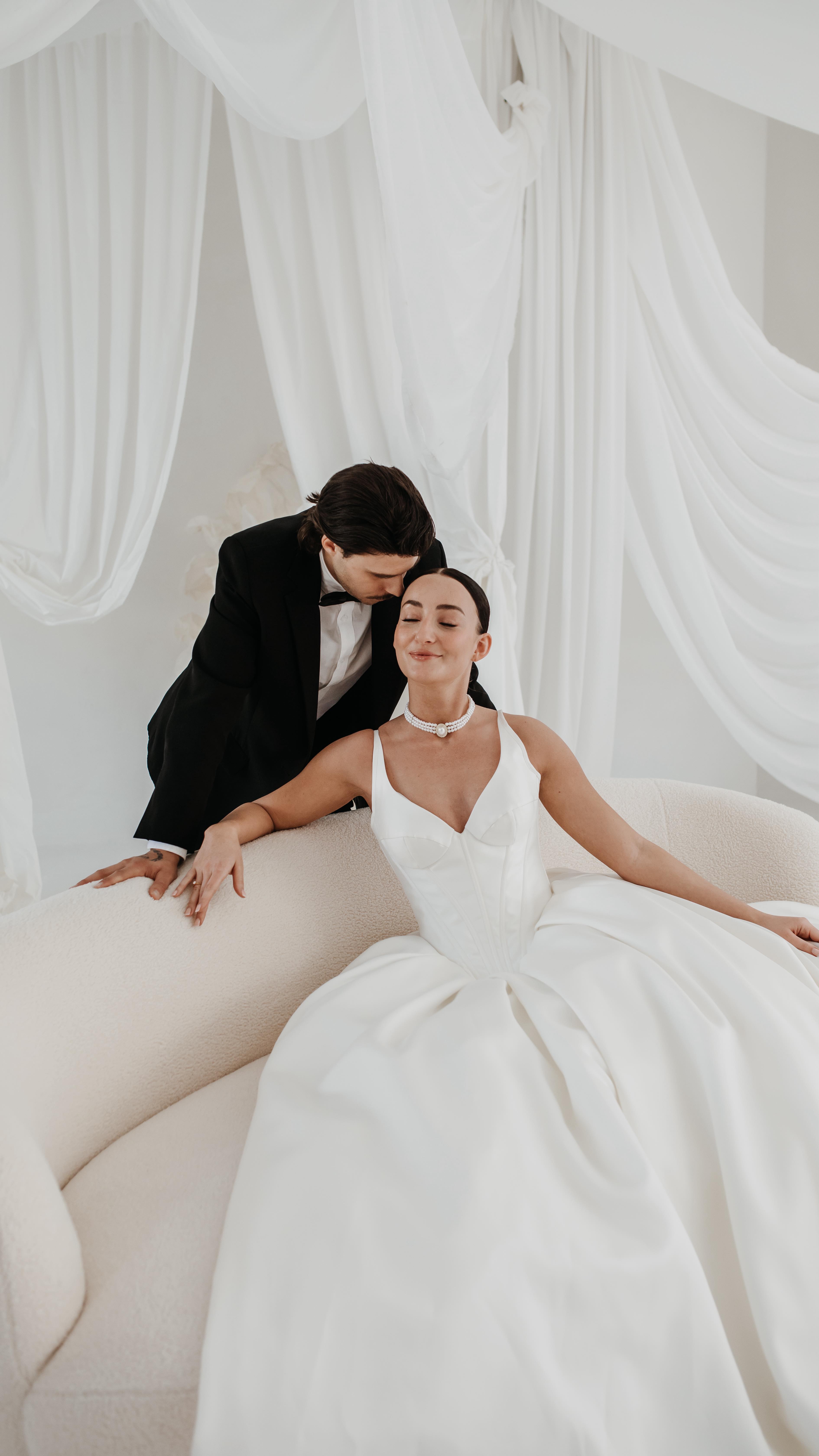 Soft layers and vintage charm
Video: @wildfirehearts.films
Photographer: @karinawiebe_photography
Konzept & Planning: @yano_design_studio
Studio: @creativestudio.wuppertal
Second shooter/Assistent: @franzi.graphy
Dresses: @brautbluete
Stühle: @dekodesignwittenberg
Model: @the.bond.couple
Styling: @lola.beaute_
Papeterie: @papierromantik
#bride #bridalinspiration #bridaleditorial #wedding #weddingdress #weddingdressgoals #modernbride #luxurybridal #weddinginspo #bridallook #bridalbeauty #weddingelegance #couple #inlove