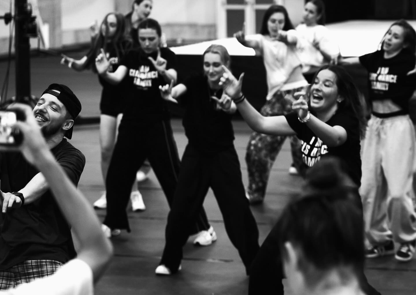 💥 Such an amazing experience having a workshop with the one and only @benjiesflava ! 💥
Huge thanks to @showtimedance.sk for making it happen 🖤
📸 @mirvych