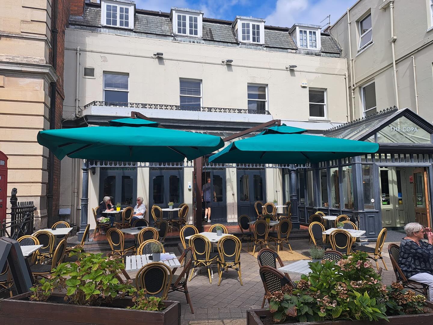 Our umbrella recovering service will give your large umbrellas a new lease of life. This umbrella had been well used over the years so needed some TLC. We had brand new covers made in a vibrant shade of green and the umbrellas look as good as new.
We also have a team of experts who offer an umbrella service where we clean and repair the framework, even if we didn’t supply it.
#jumboumbrella #largeumbrella #brandedumbrella #terracecover #restaurantdesign #bardesign