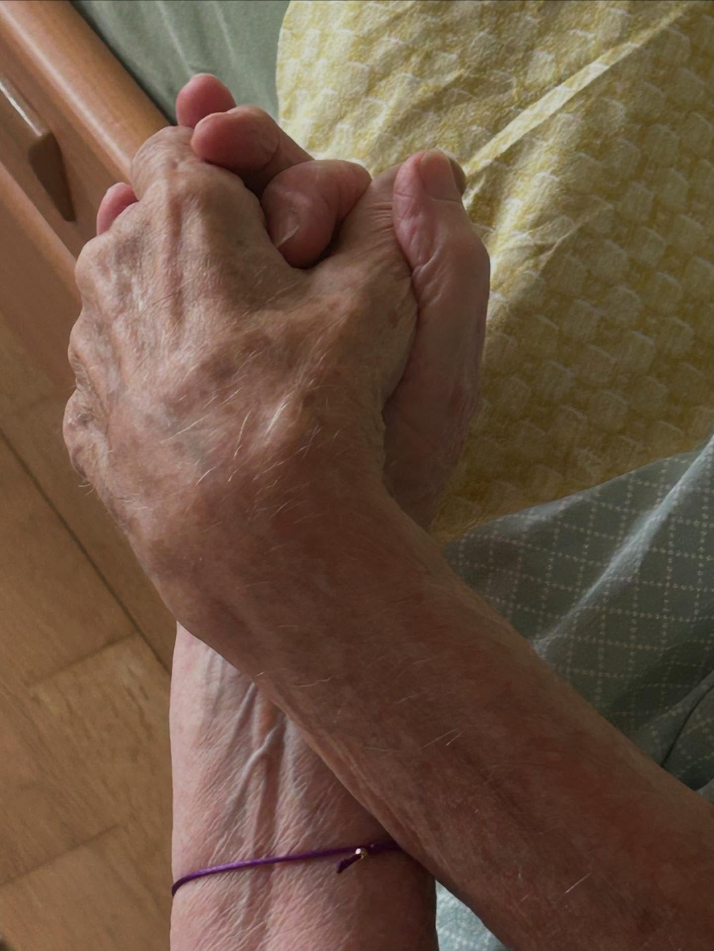 Al meer dan 60 jaar samen en samen gebleven tot op het laatst.
Het blijft bijzonder om te zien hoe sterk liefde en respect doorklinken in allerlei facetten rondom een afscheid.
Meneer had zelf meerdere boeken uitgebracht, waaronder een prachtig boek vol gedichten. Dit boek droeg hij op aan zijn vrouw. Het is een prachtig exemplaar, vol lieve, leuke en gevoelige gedichten. Zo veel moois, tastbaar en herkenbaar, dat ik kan en mag gebruiken in mijn werk.
Het onderstaande gedicht hing ook in huis en droeg ik voor tijdens zijn afscheid, gericht aan zijn lieve vrouw ♥️.
Hoe zal ik weten dat jij komt,
als ik reeds dwaal waar allen dwalen?
Zal jij plots verschijnen aan de horizon
en zonder dwalen naar mij vragen?
Hoe zal ik weten dat jij mij vindt
Tussen de velen die zwervend gaan
En zich verdringen rond wie zijn?
Zal ik vragen: zag U haar staan?
Zal het onze liefde zijn die jou geleidt,
Tot weerzien zonder op het eind verdriet.
Voor niets te buigen meer dat scheidt, om
spelend heen te gaan naar ver verschiet?
Ja, het zal de liefde zijn die jou geleidt
in het ruisend Hof van Eden,
mij te vinden voor de eeuwigheid,
en Altijd te verruilen voor het Heden!
( Ruud Braggaar, Soms roept een Huis, 2016).
De familie is akkoord met deze publicatie.
#waardiguitvaartverzorging #waardigafscheid #liefdevolafscheid #persoonlijkegedichten #liefde #rouw #afscheid