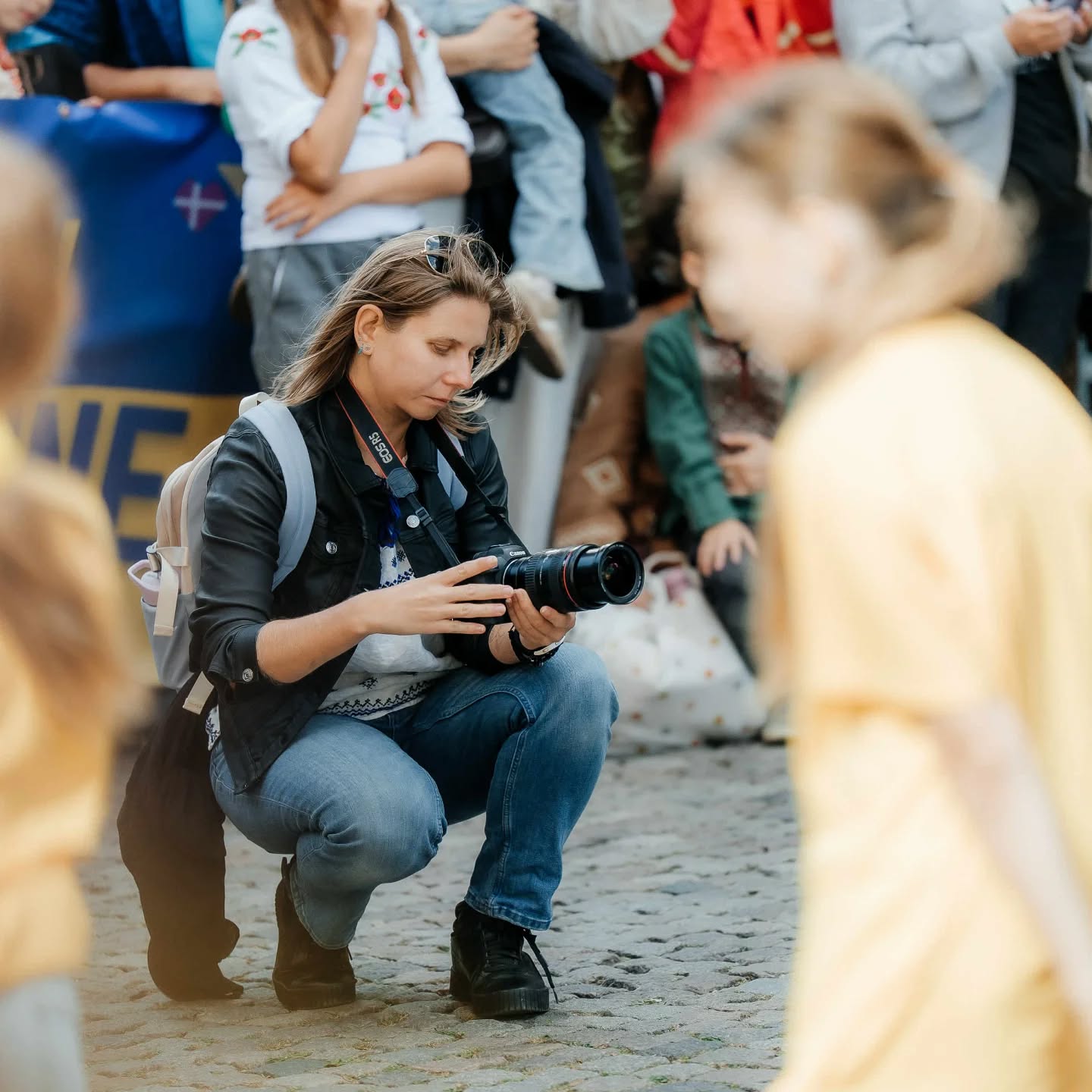 ❤️ HELLO, IT'S ME ❤️
✨ If you haven’t seen my face for a while – here’s a little reminder of what I look like behind the camera!
And since we don’t meet here that often, let’s make it more fun with some random facts about me:
1️⃣0️⃣ fun facts about me 🌿📸
1. I speak four languages – sometimes I mix them all in one sentence (sorry, not sorry 😅).
2. My Saturdays are usually fully booked… because that’s when love stories happen. 💍
3. 100% a coffee person ☕ (don’t even try to argue with me).
4. My backpack is always heavier than me – cameras, lenses, batteries, snacks, napkins… survival kit! 🎒
5. I love humor – if I don’t make at least one silly joke a day, something’s wrong.
6. Mountains and waterfalls are my happy places ⛰️💦
7. I’m a photo- and video-one-woman band: shooting, editing, sound – all in my hands.
8. I believe every wedding is unique – and I cry at vows almost every time.
9. I secretly dream of being a rockstar: I sing, play piano and even wrote 3 of my own songs 🎤🎹 (don’t worry, I’m still sticking to weddings 😅)
10. My name means “light” – maybe that’s why I always chase it ✨
Now your turn – tell me one fun fact about you! 💛
📸 Huge thanks to my dear colleague @nataly.dauer for this portrait 🌿
▪︎
▪︎
▪︎
▪︎
#behindthecamera
#copenhagenphotographer
#copenhagenwedding
#copenhagenelopement
#copenhagenmoments
#copenhagenportraits
#denmarkphotographer
#denmarkwedding
#denmarkelopement
#denmarklove
#beindlens